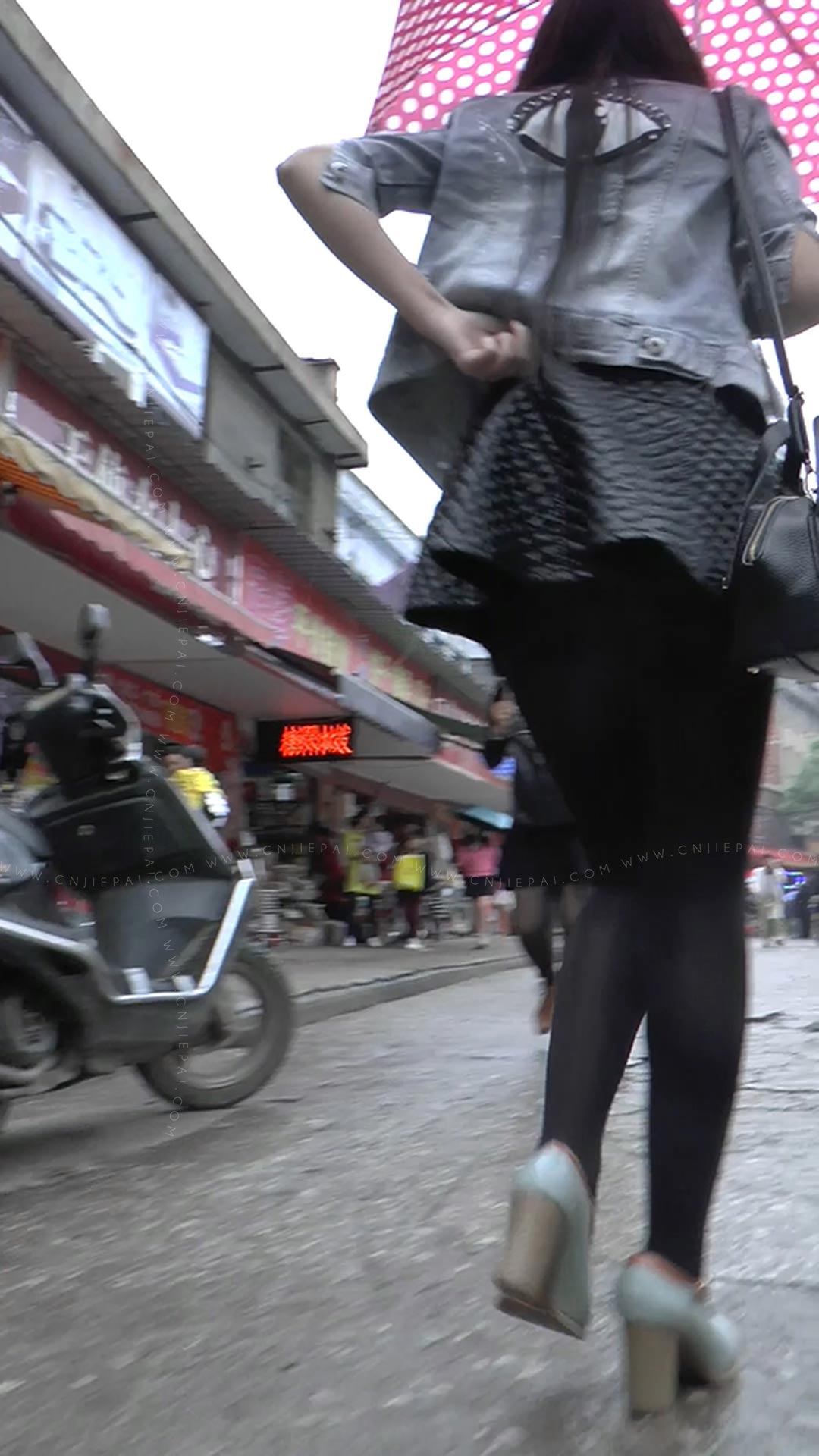 雨中跟拍厚黑丝短裙少妇，街拍视频高清 图2