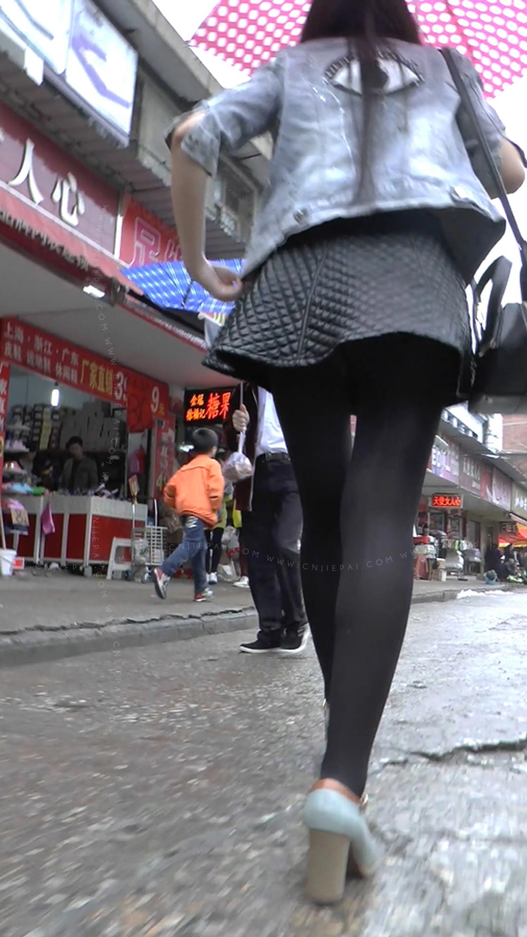 雨中跟拍厚黑丝短裙少妇，街拍视频高清 图3