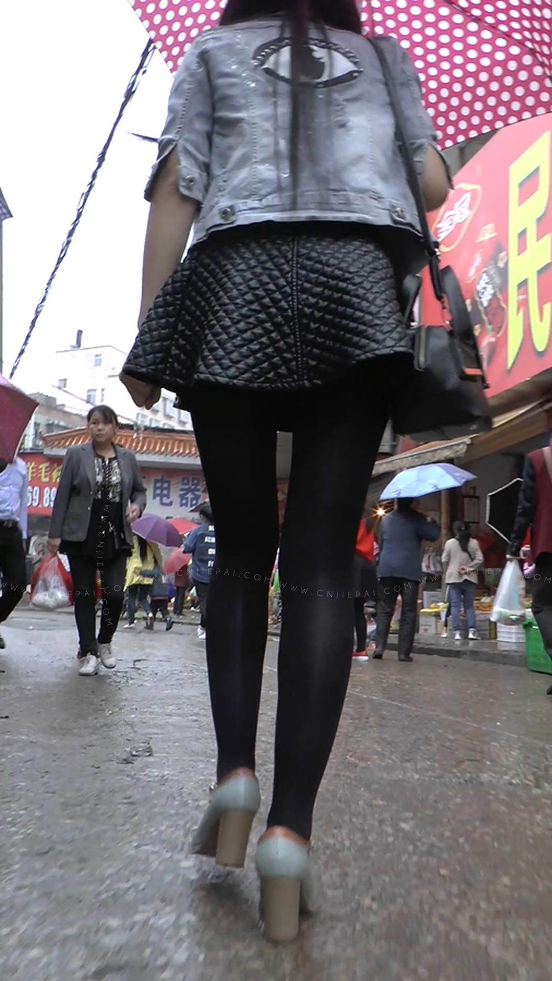 雨中跟拍厚黑丝短裙少妇，街拍视频高清 图4