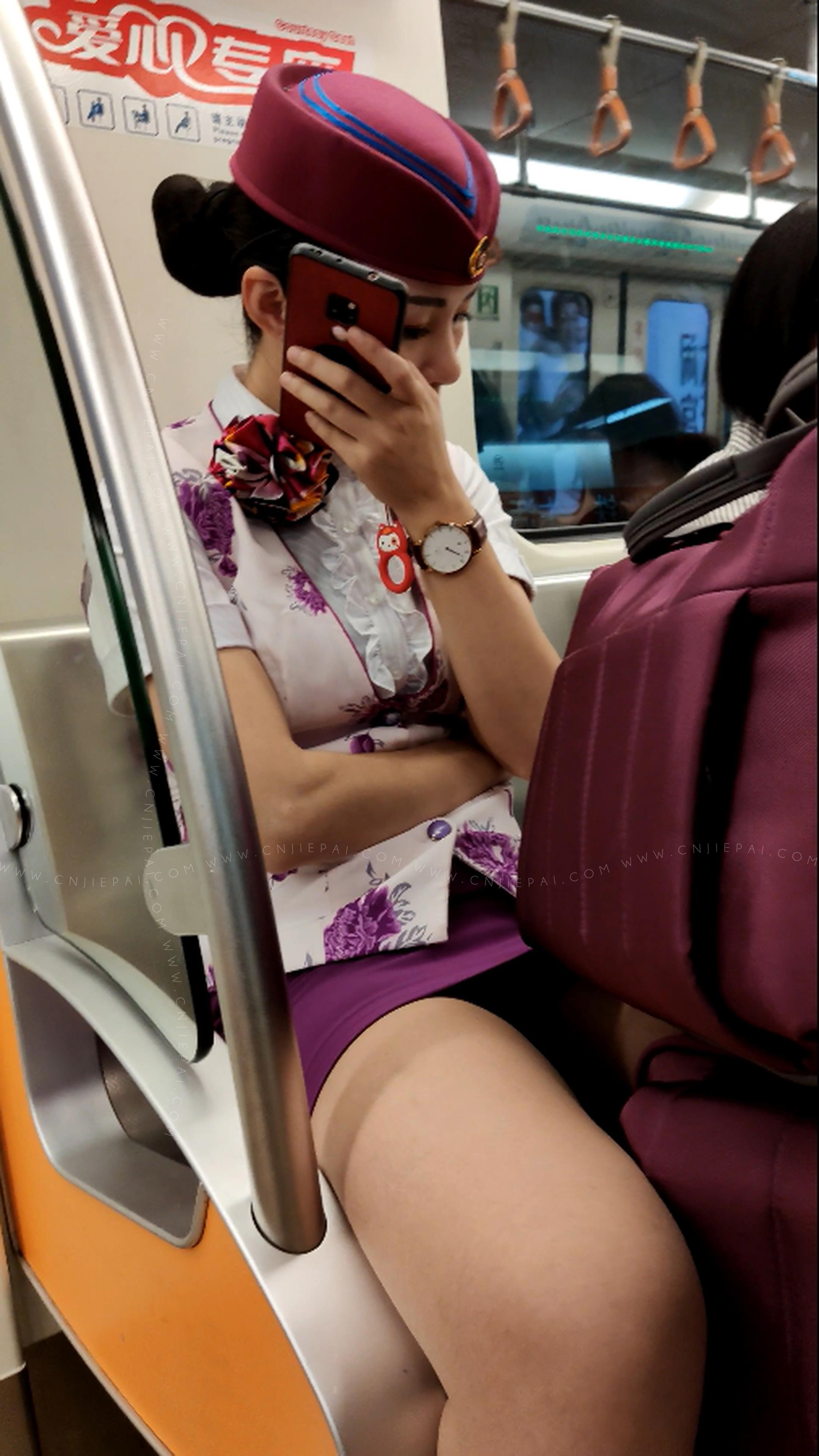 美女高铁乘务员坐姿，制服短裙略走光，4K街拍视频 图2
