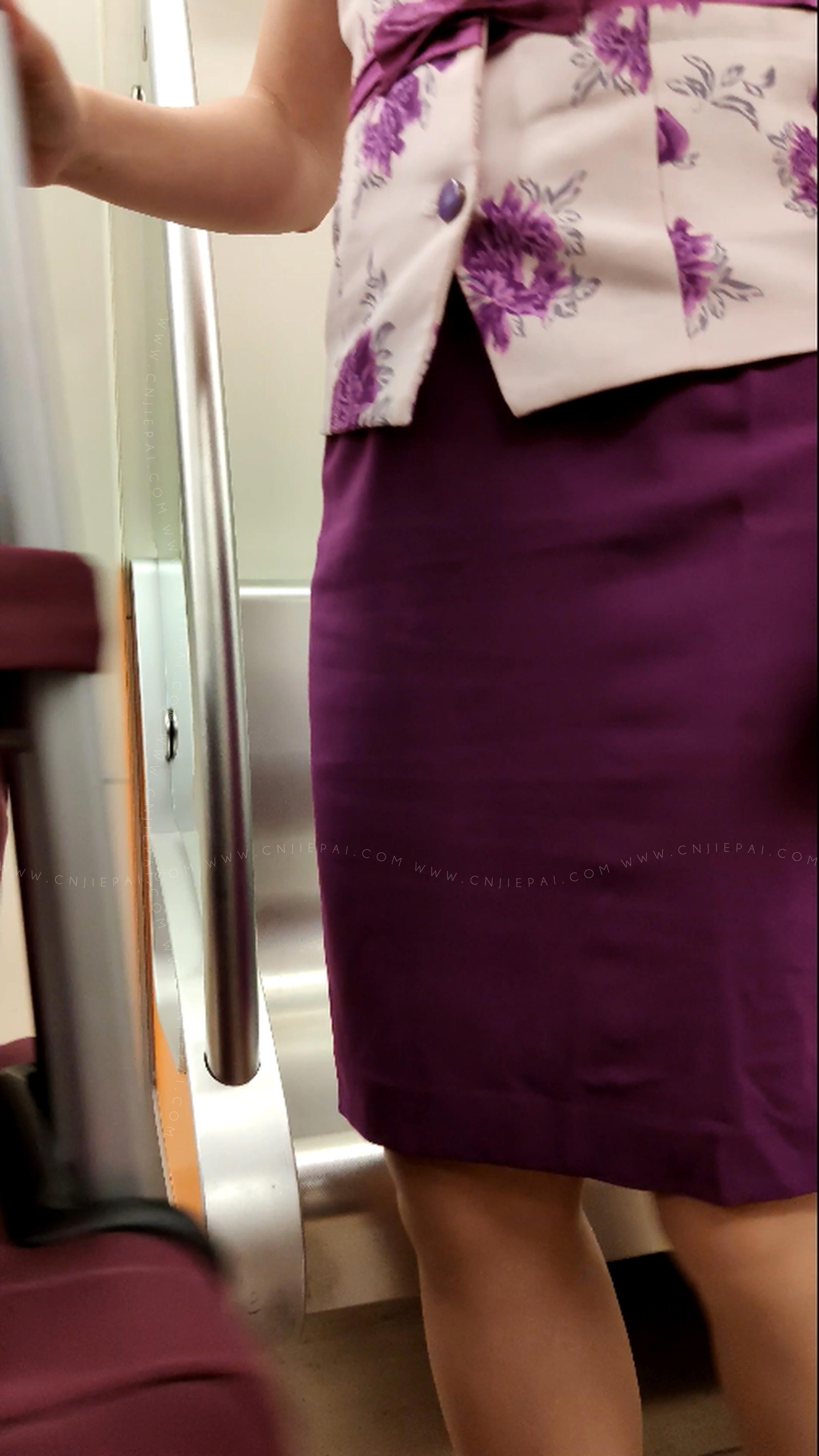 美女高铁乘务员坐姿，制服短裙略走光，4K街拍视频 图5