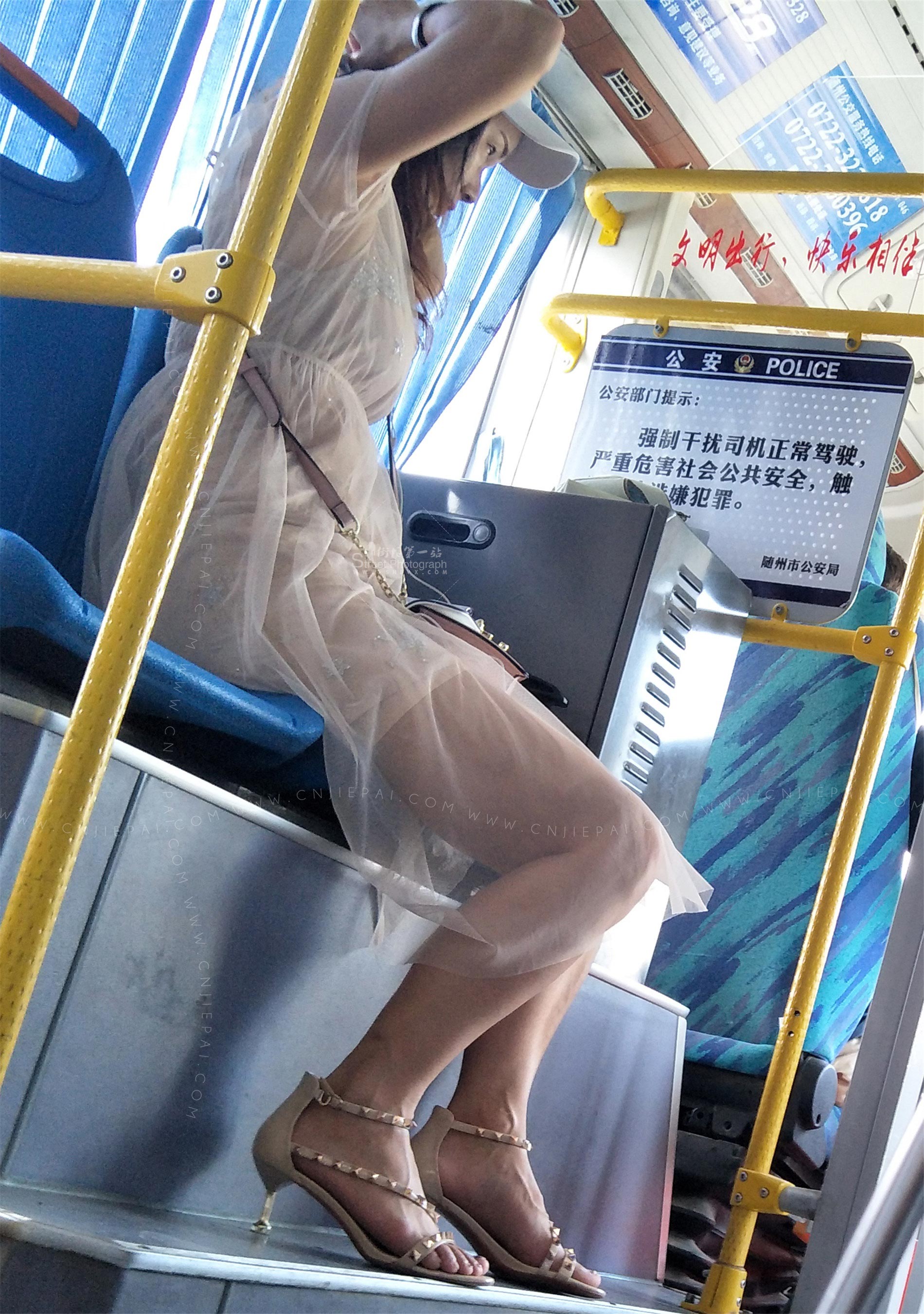 跟拍公交车上的纱裙少妇 图1