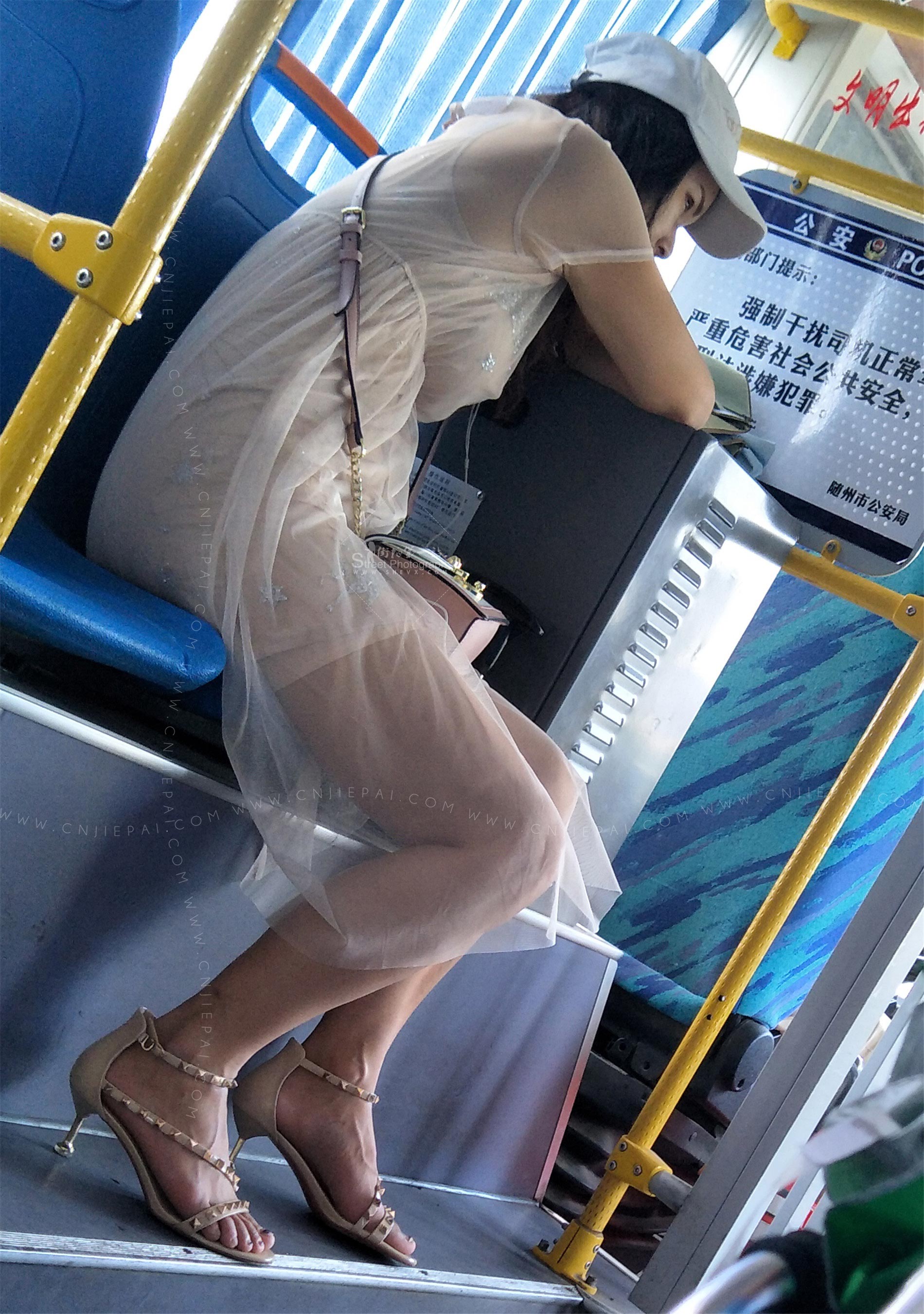 跟拍公交车上的纱裙少妇 图2