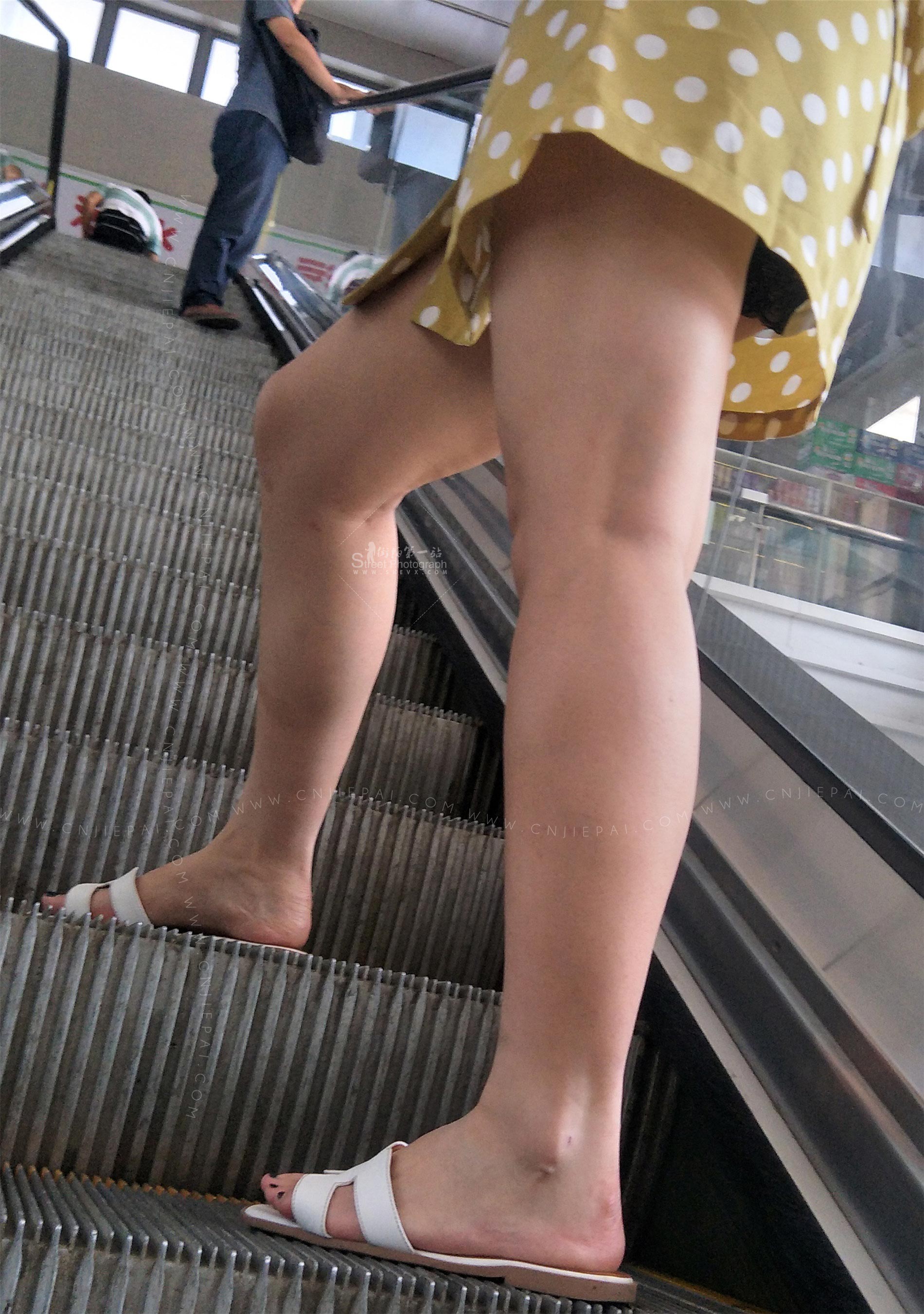 电梯上的连衣裙美女，诱人的大腿 图8
