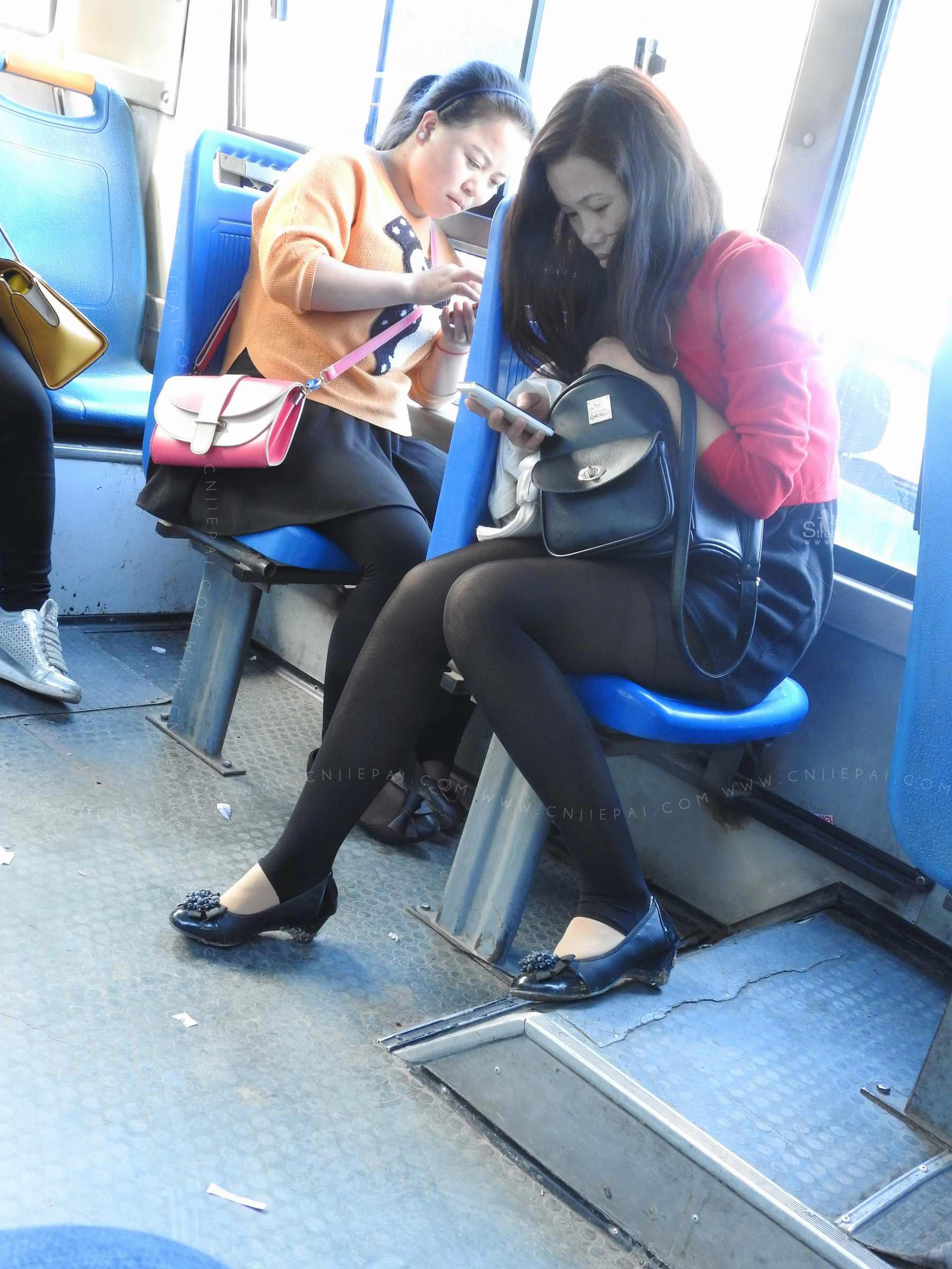 抓拍公交车上的厚黑丝熟妇，特写踩脚打底裤 图3