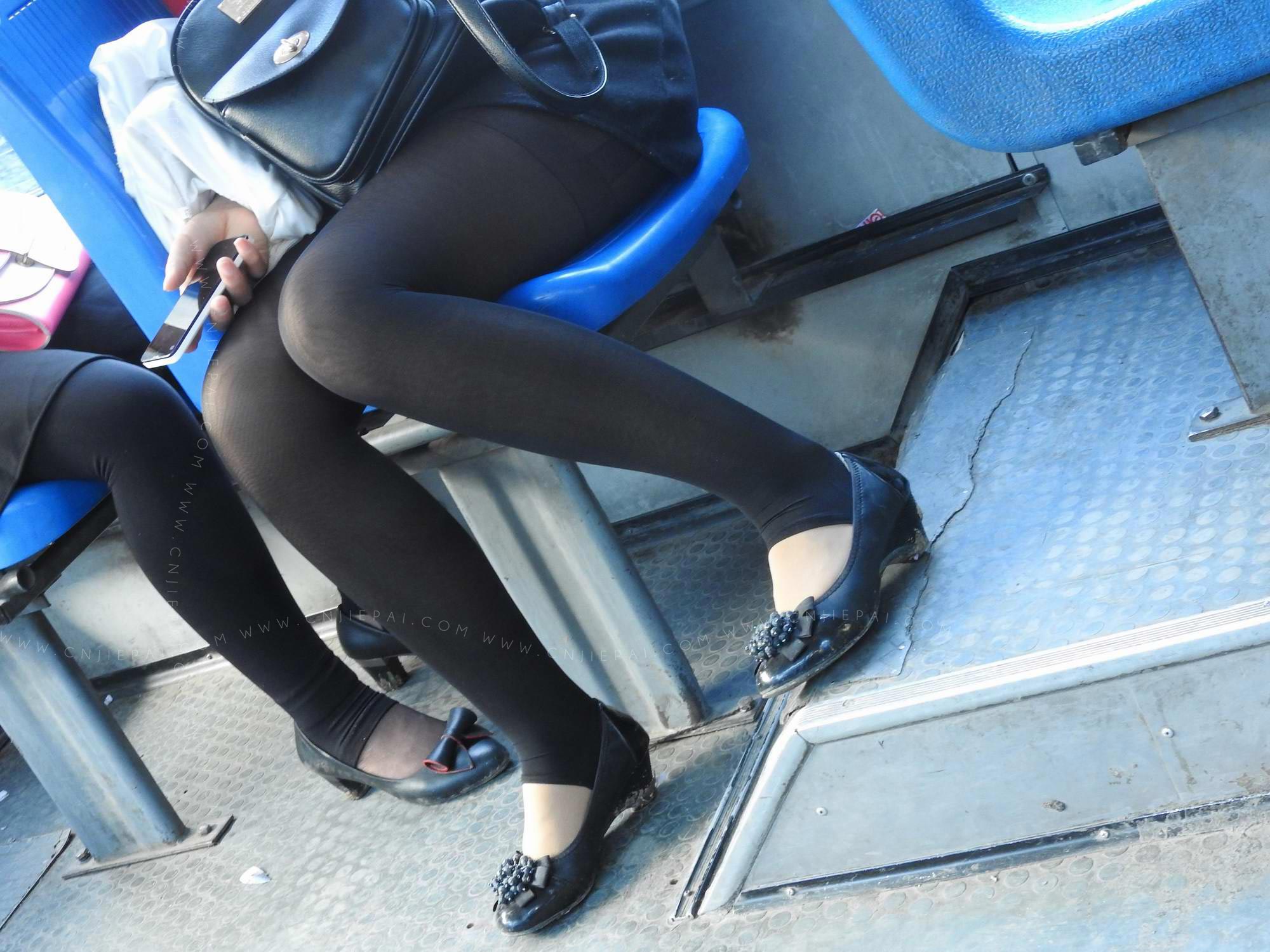 抓拍公交车上的厚黑丝熟妇，特写踩脚打底裤 图7