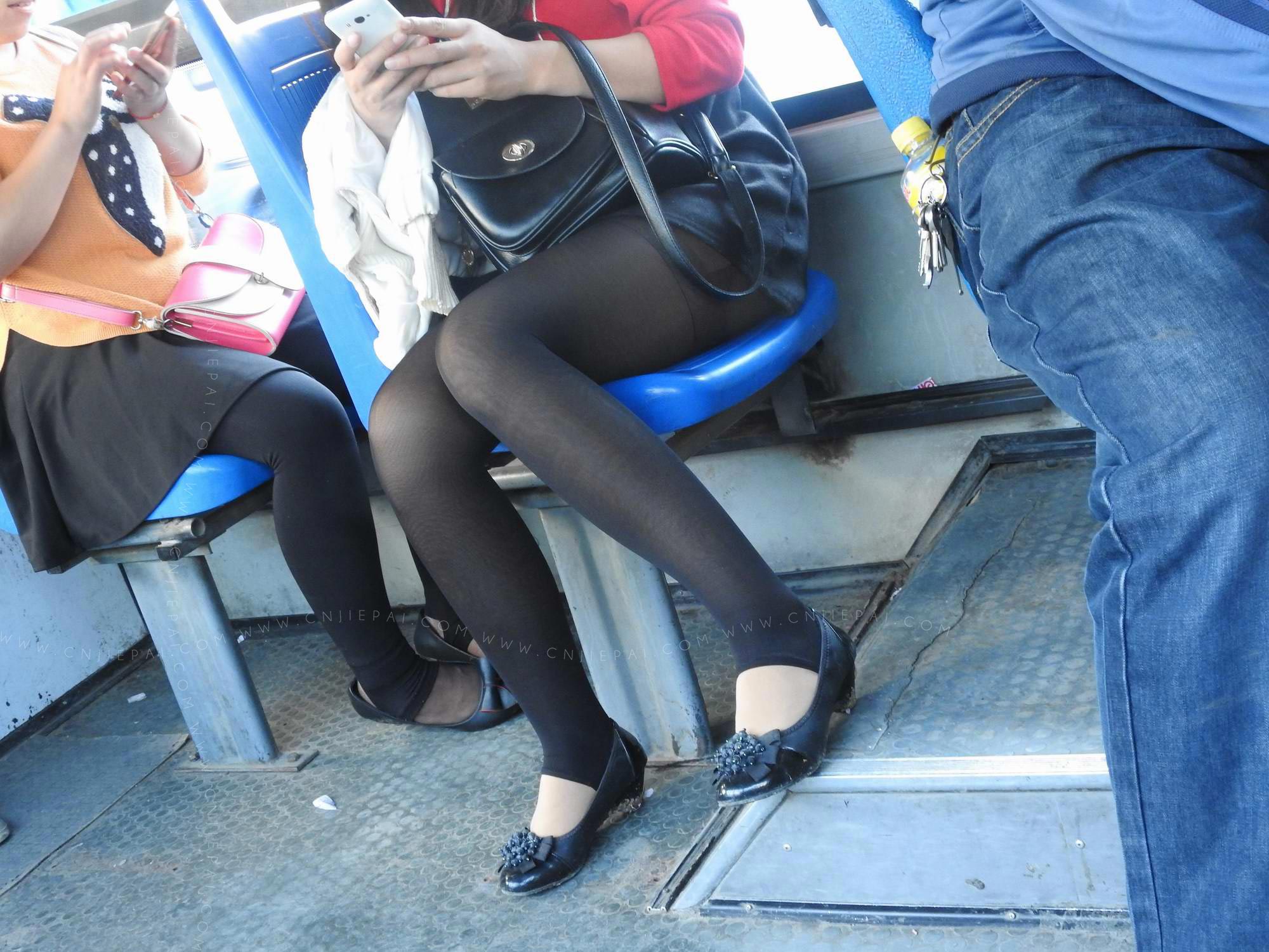 抓拍公交车上的厚黑丝熟妇，特写踩脚打底裤 图8