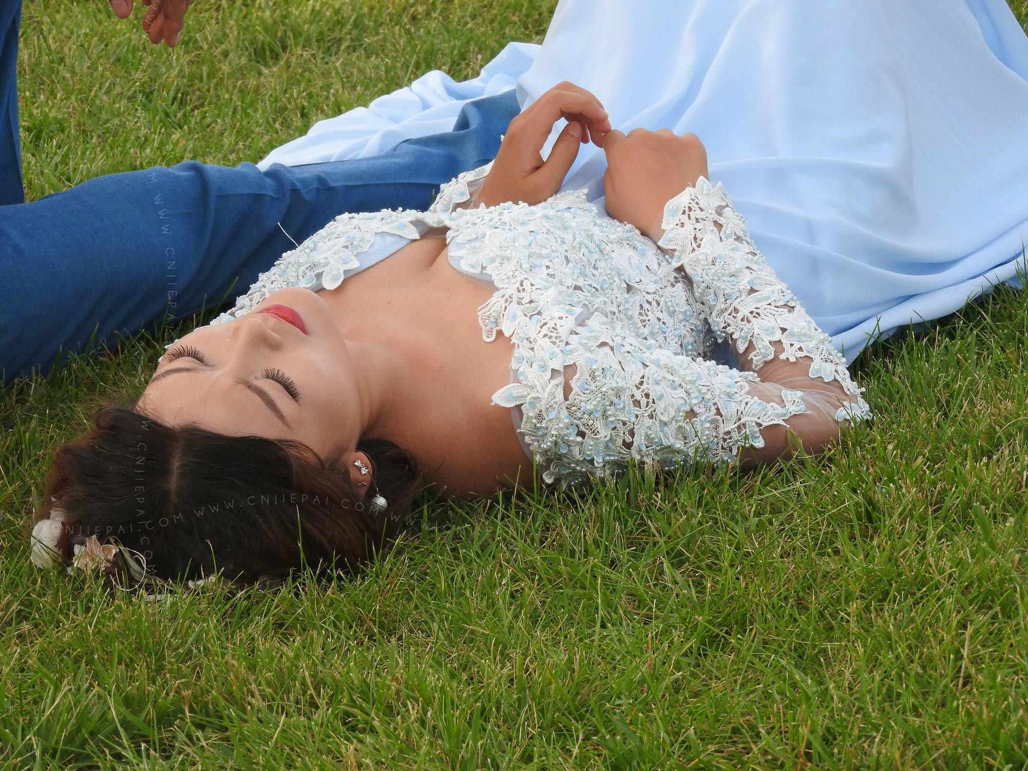 躺在草地上拍婚纱照的美女，诱惑的胸部 图1