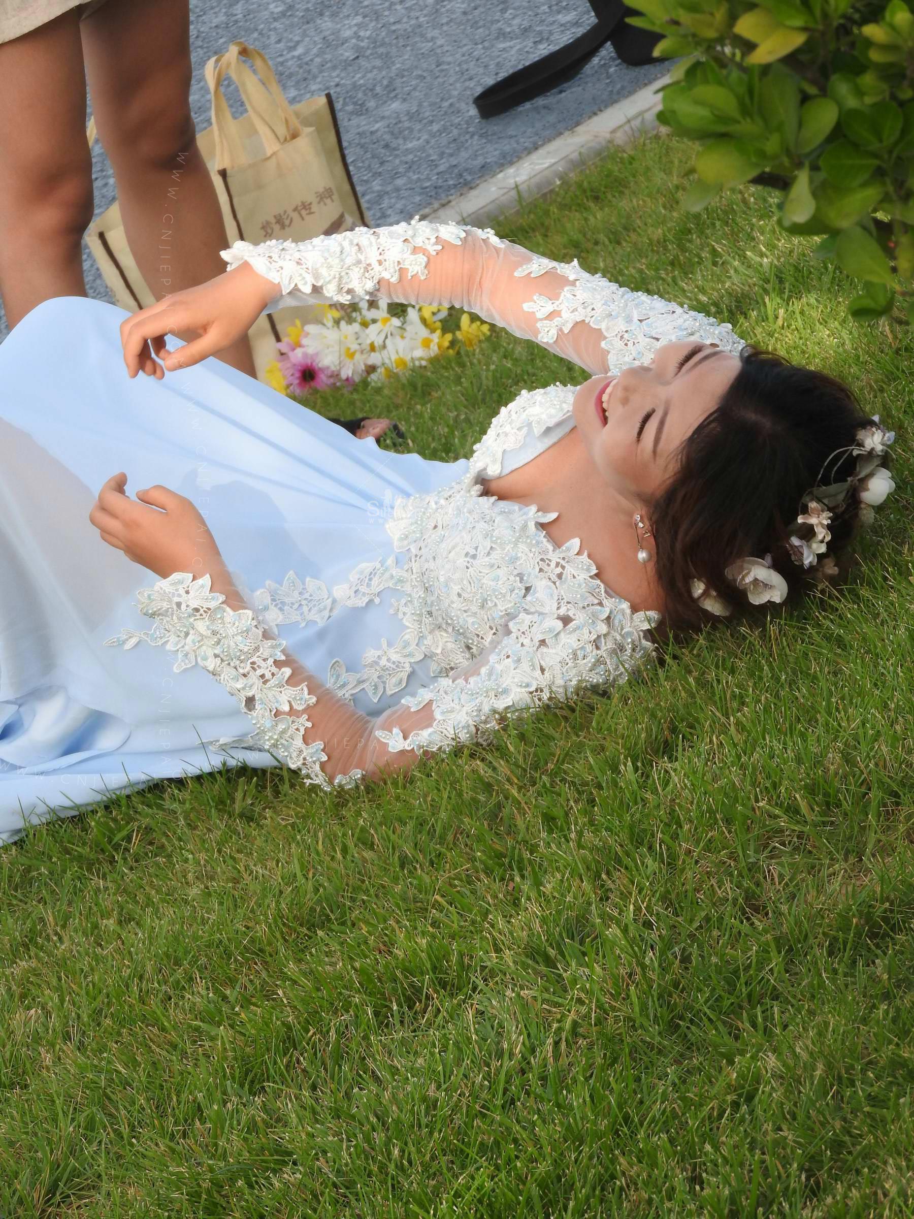 躺在草地上拍婚纱照的美女，诱惑的胸部 图13