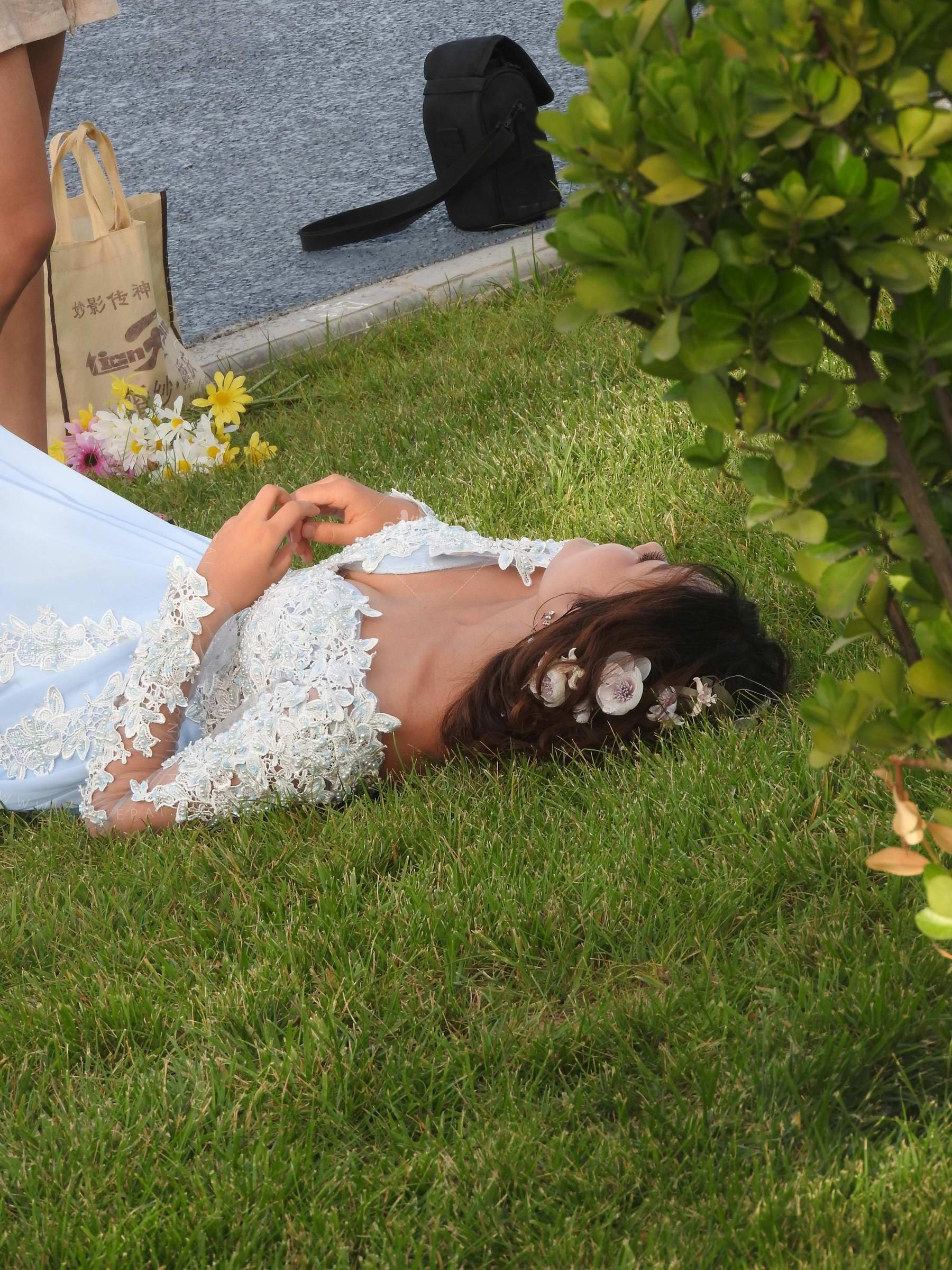 躺在草地上拍婚纱照的美女，诱惑的胸部 图14