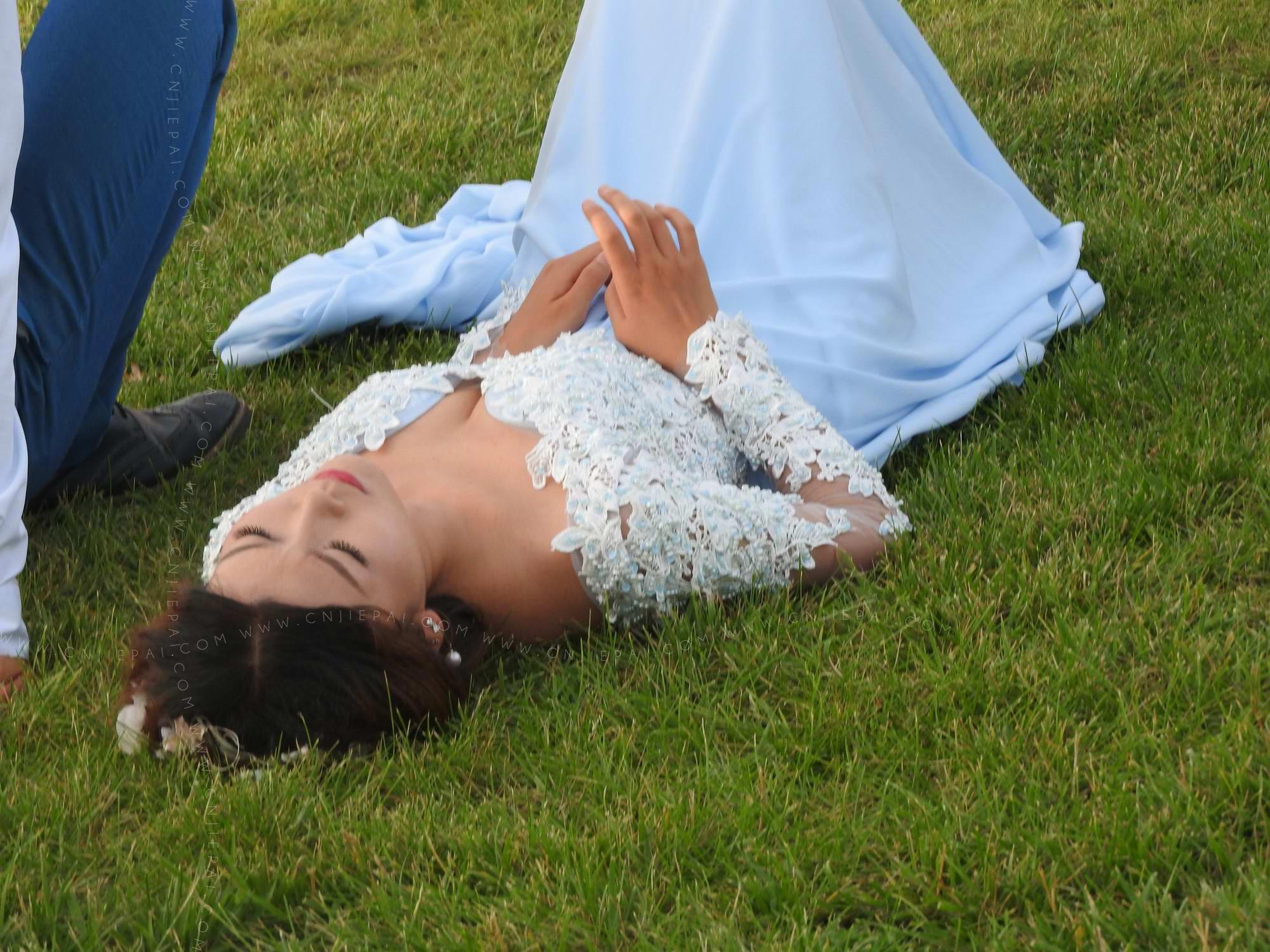 躺在草地上拍婚纱照的美女，诱惑的胸部 图19