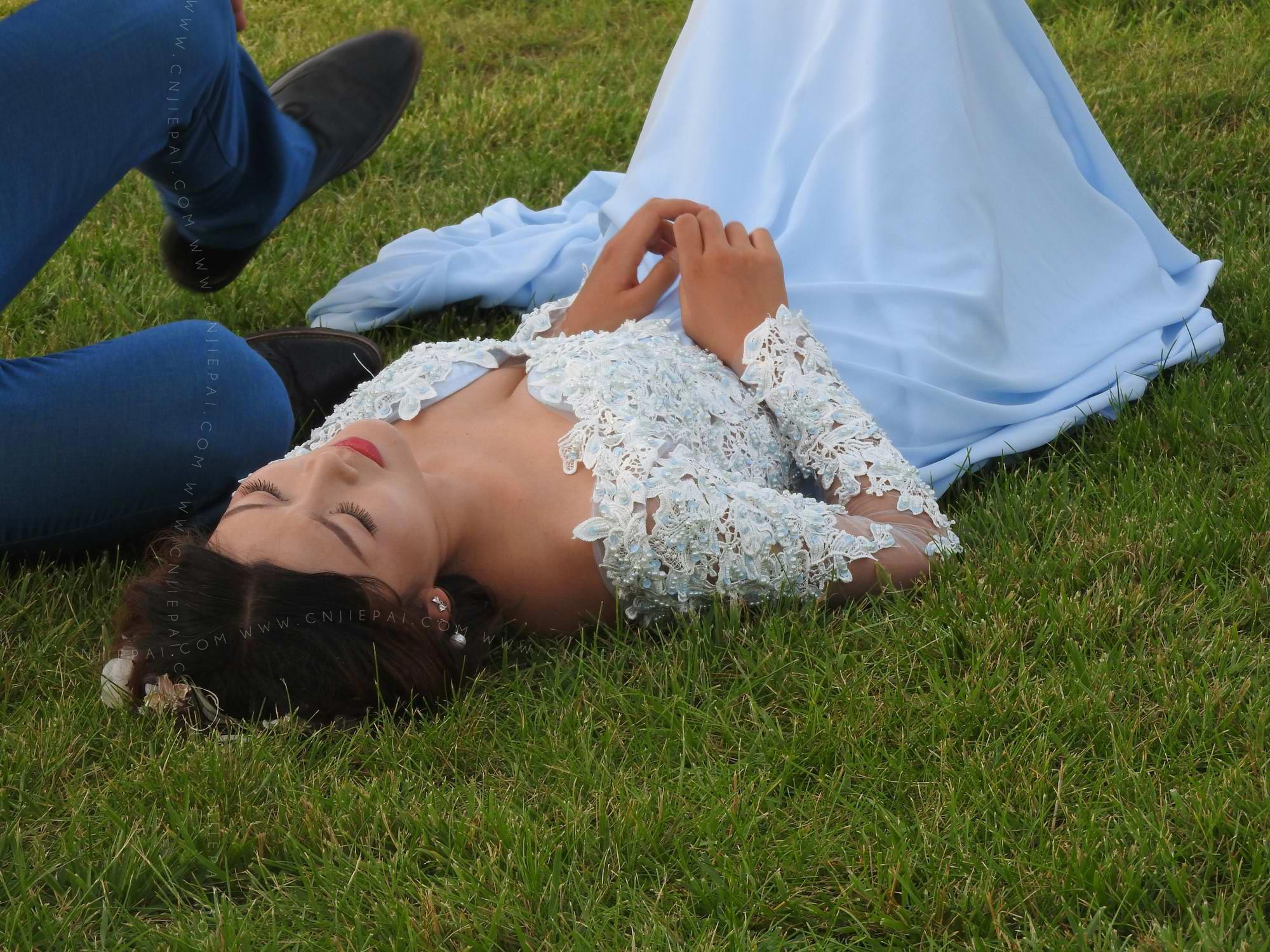 躺在草地上拍婚纱照的美女，诱惑的胸部 图20