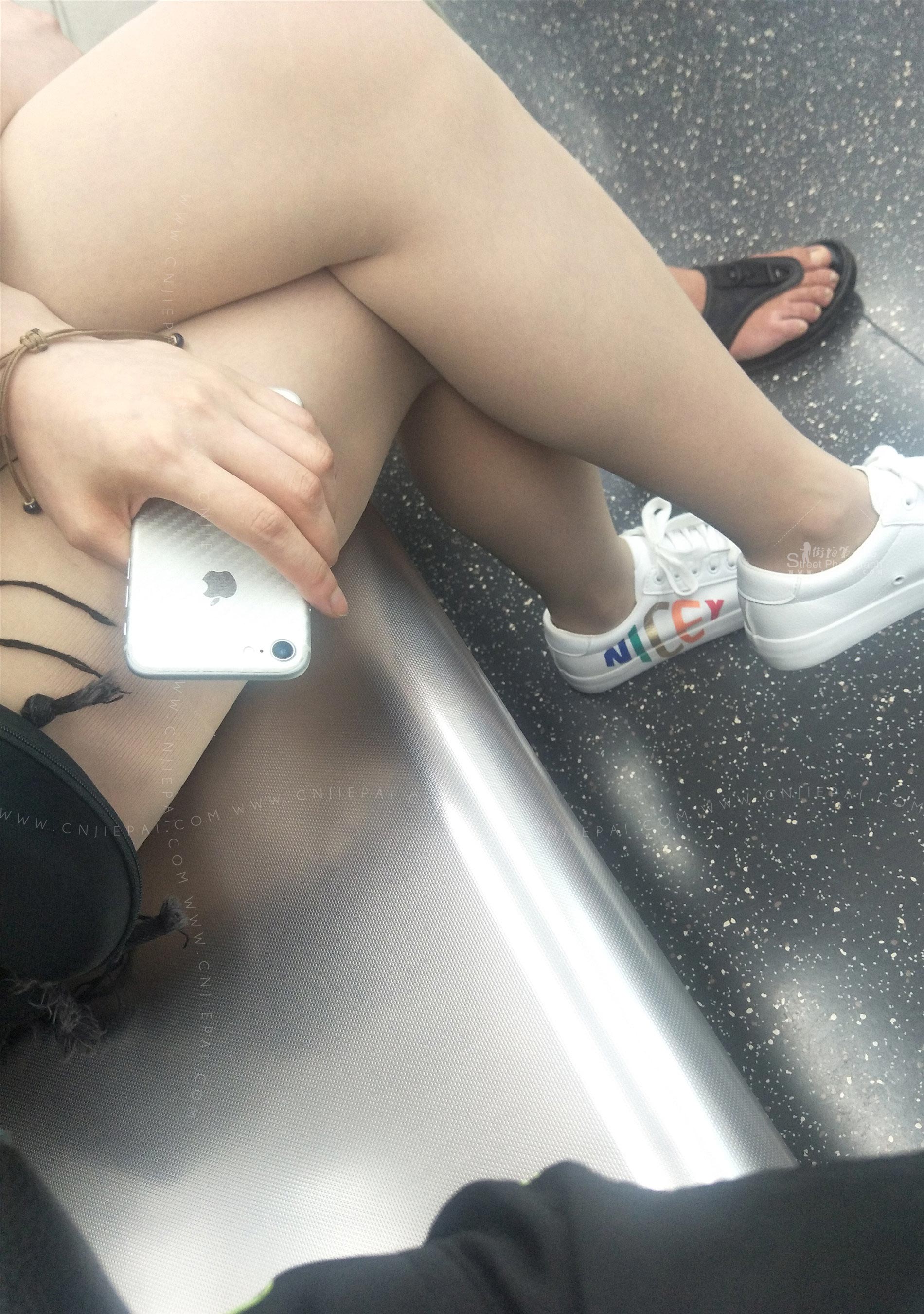 地铁丝袜美腿热裤美女 图2