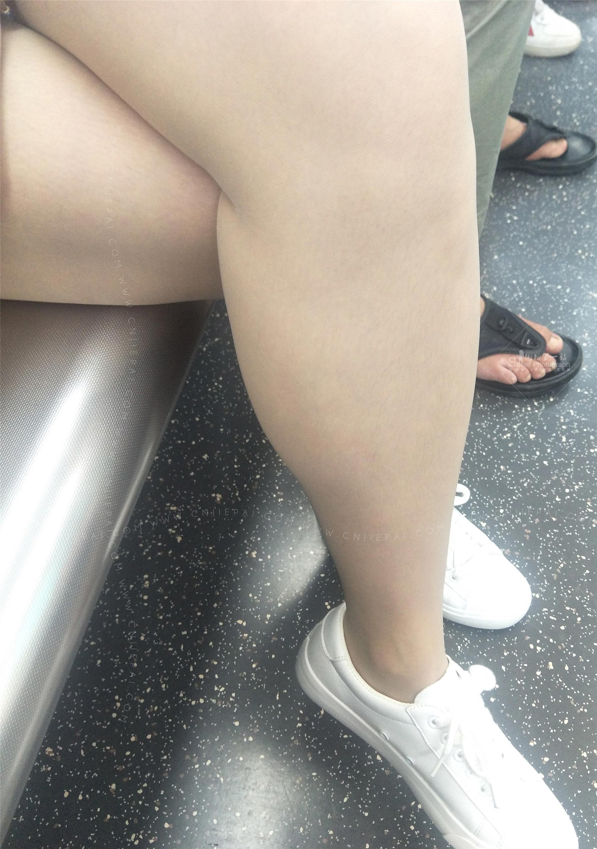 地铁丝袜美腿热裤美女 图10