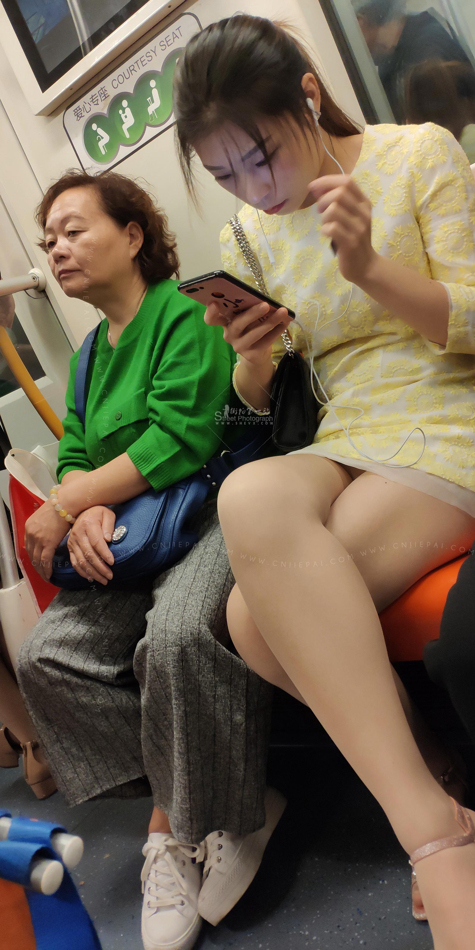 地铁近拍超级性感肉丝袜短裙美女高清特写 图3