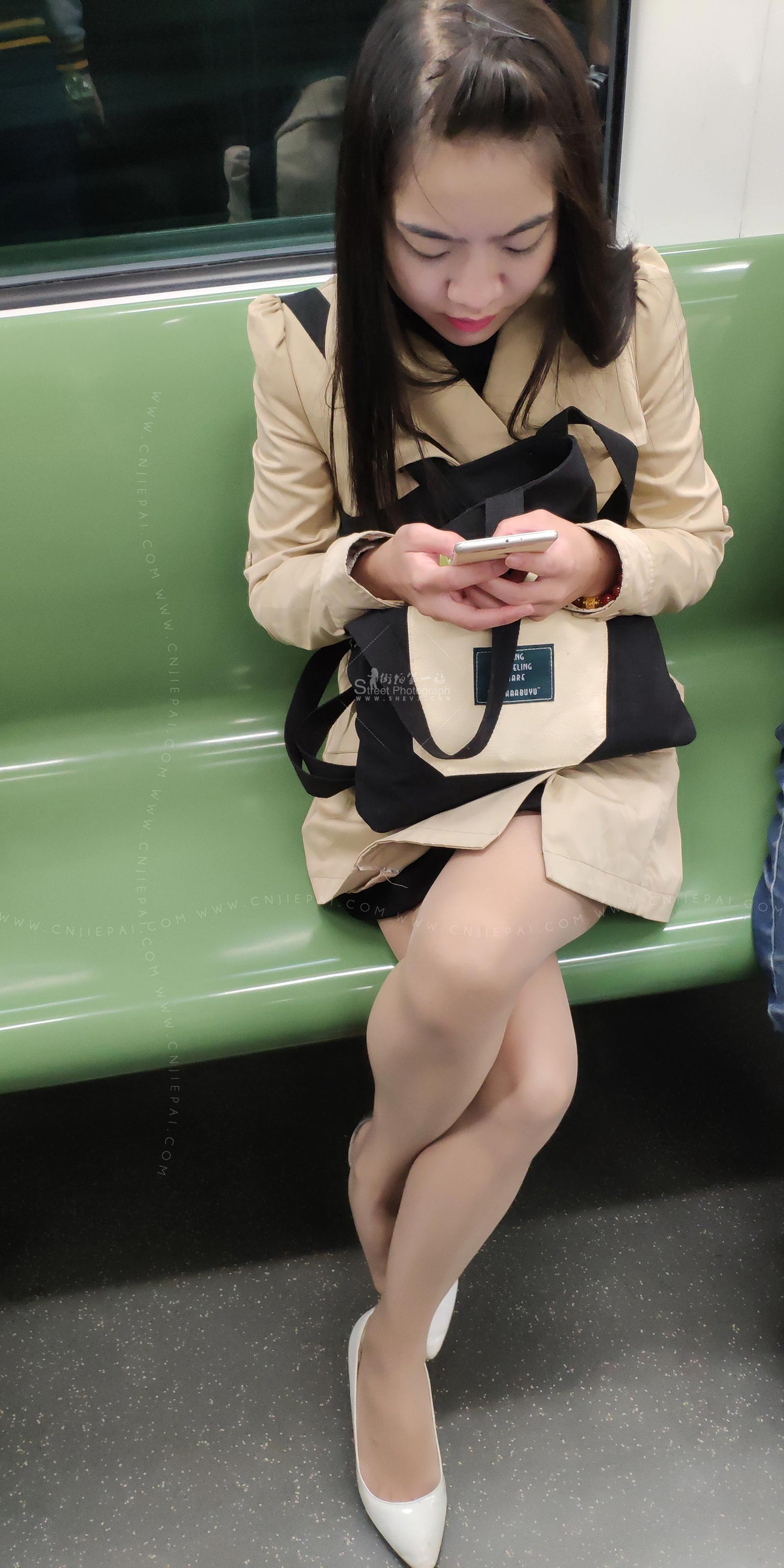 地铁街拍肉丝风衣美女，高清特写美白的双腿 图1