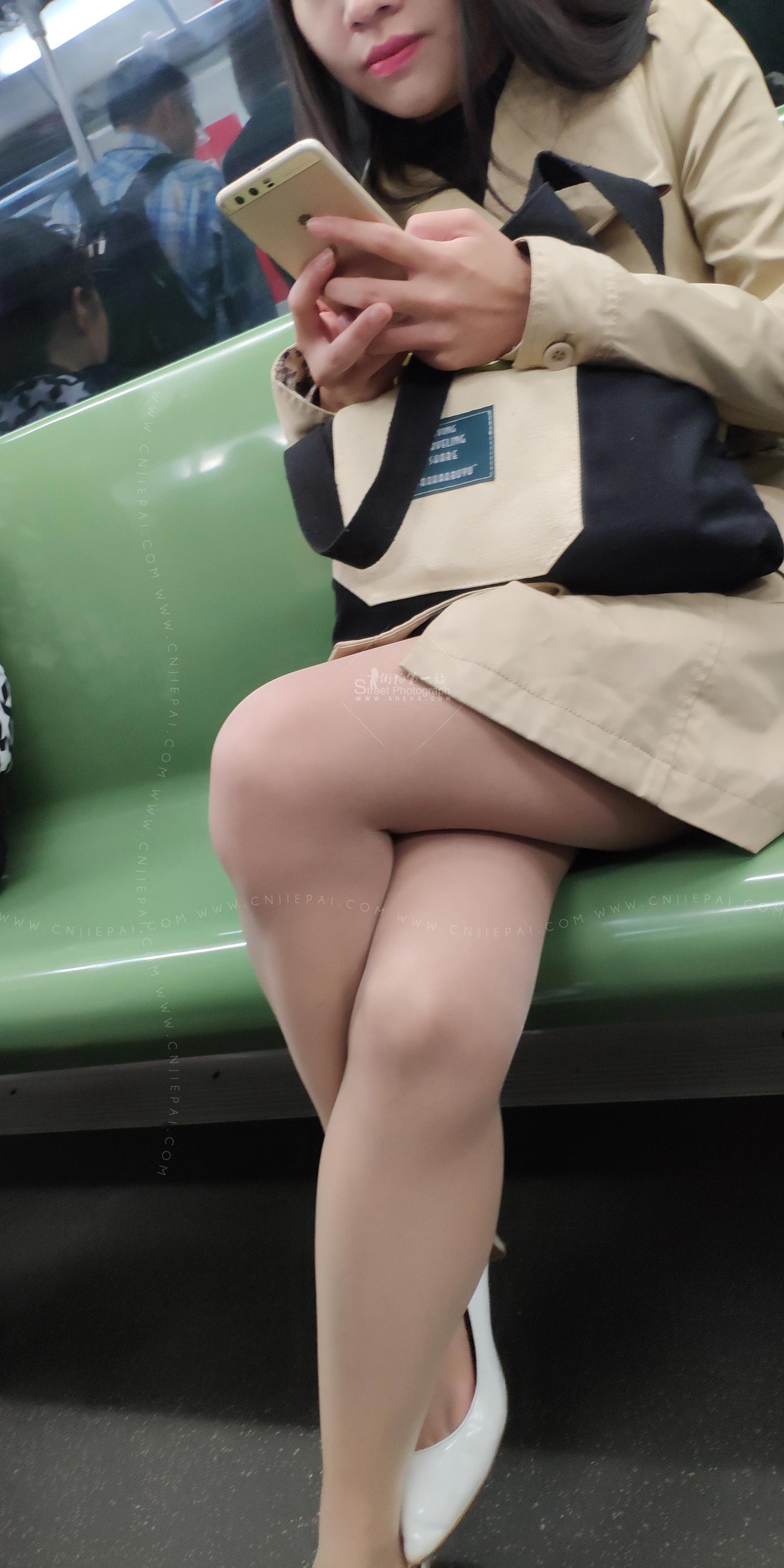 地铁街拍肉丝风衣美女，高清特写美白的双腿 图6