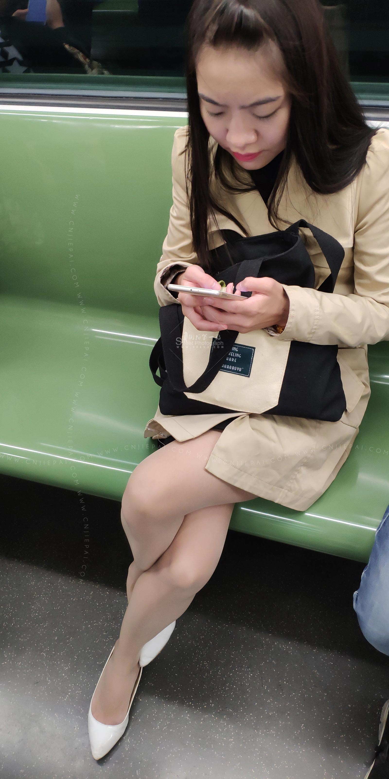 地铁街拍肉丝风衣美女，高清特写美白的双腿 图9