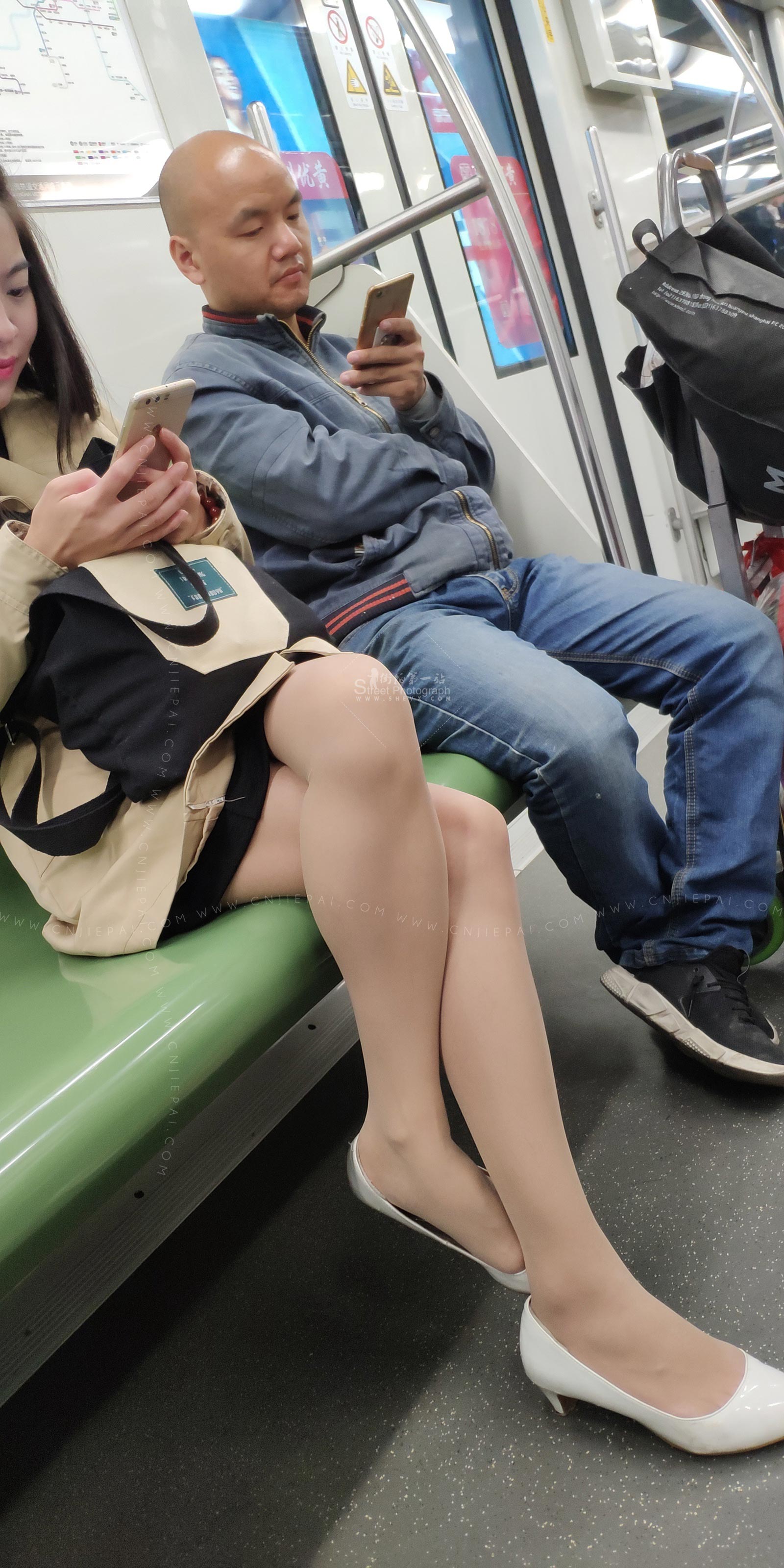 地铁街拍肉丝风衣美女，高清特写美白的双腿 图12