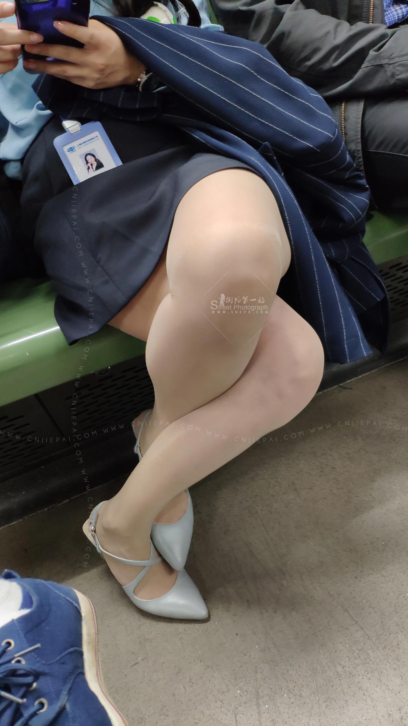 地铁上的制服上班族美女，丝袜大白腿 图2