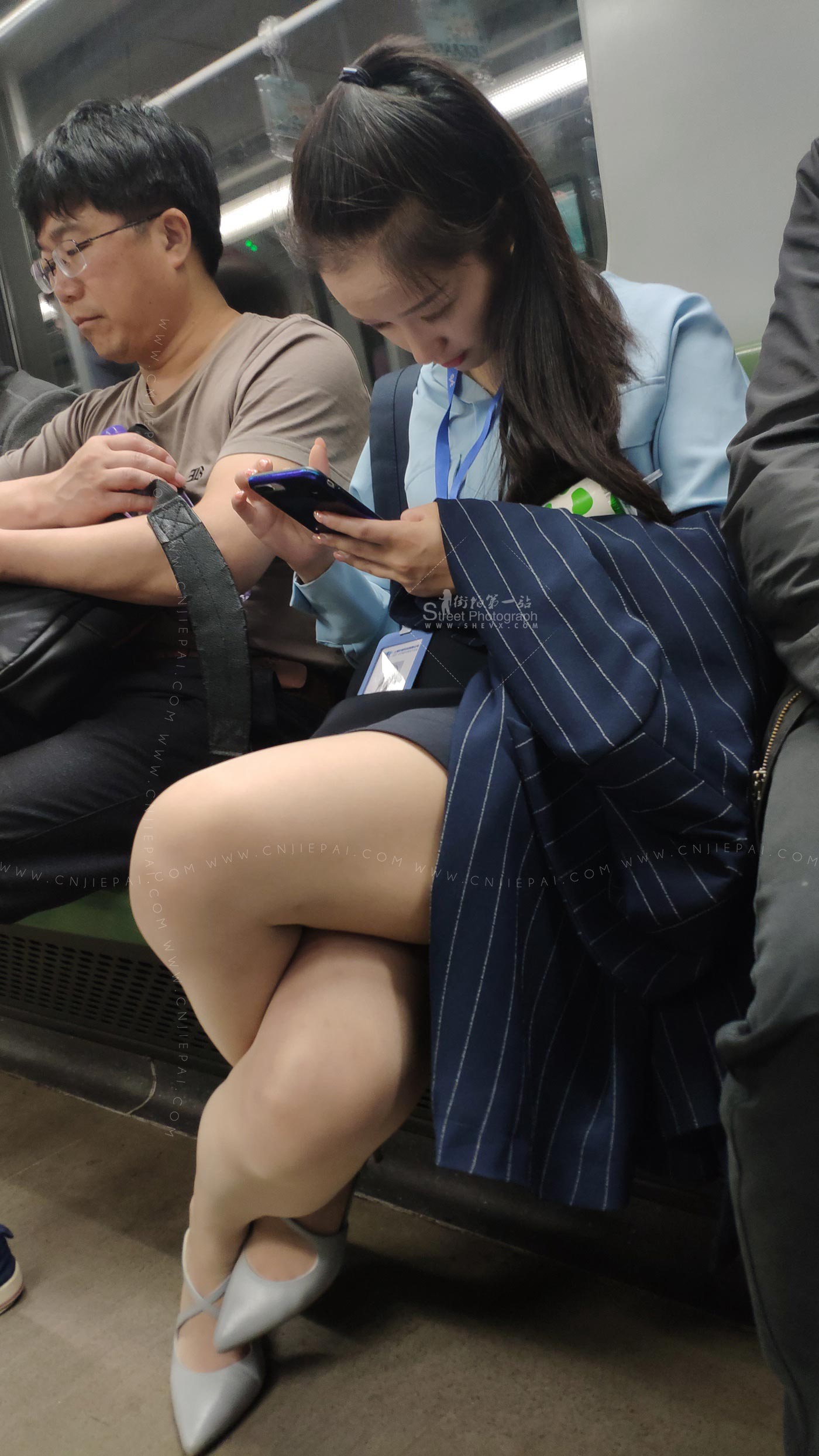 地铁上的制服上班族美女，丝袜大白腿 图3