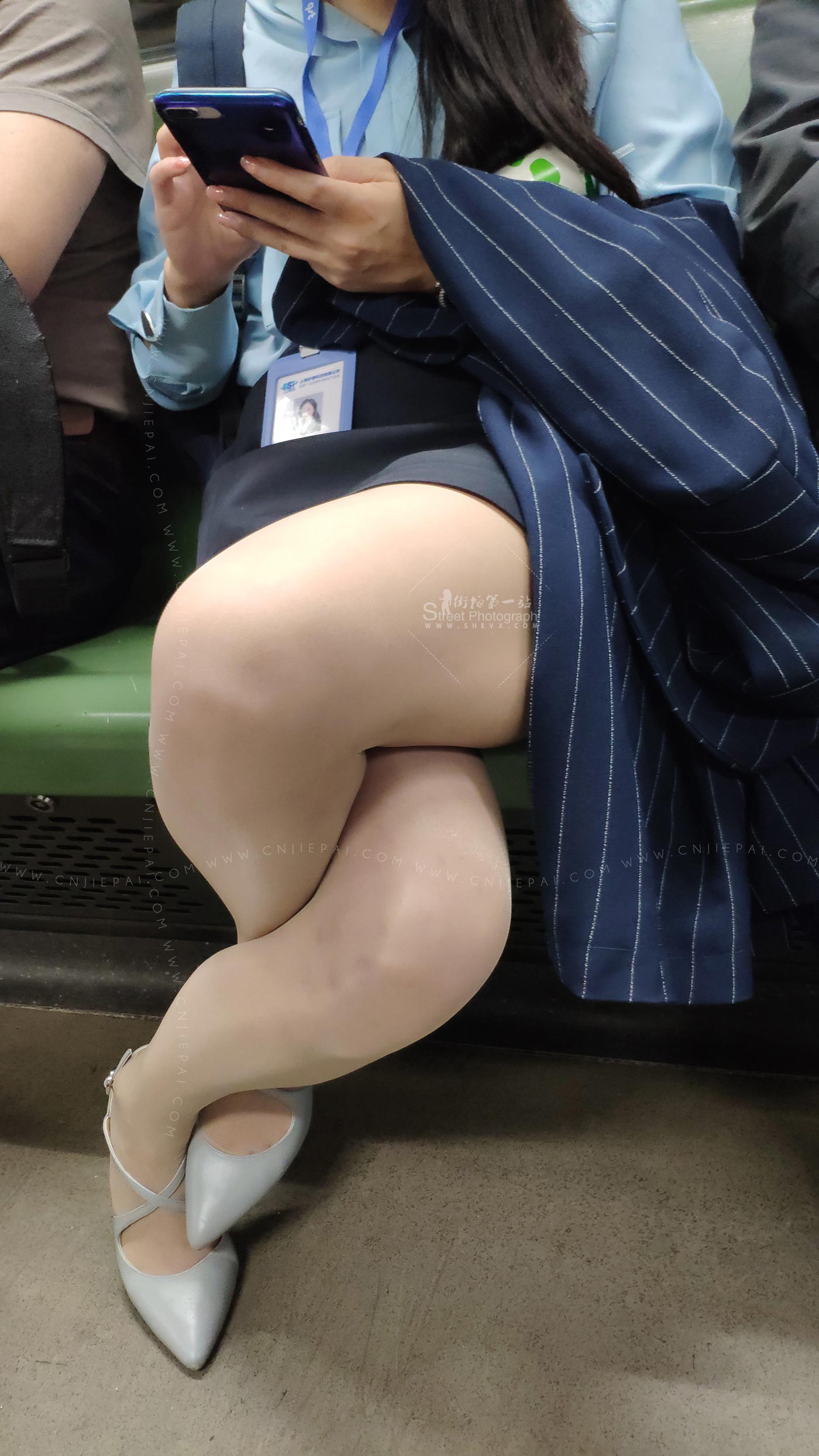 地铁上的制服上班族美女，丝袜大白腿 图4