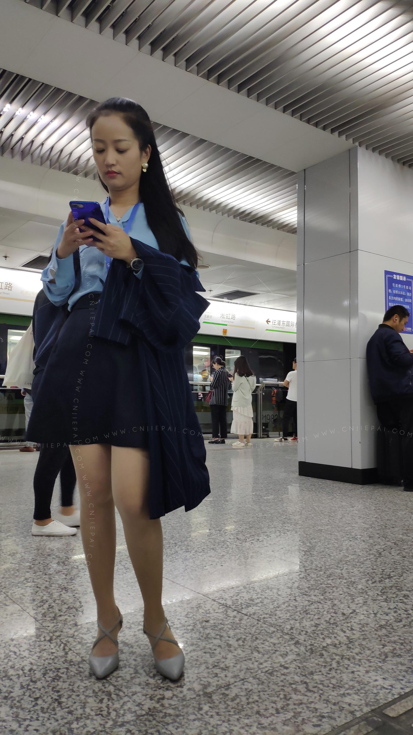 地铁上的制服上班族美女，丝袜大白腿 图10