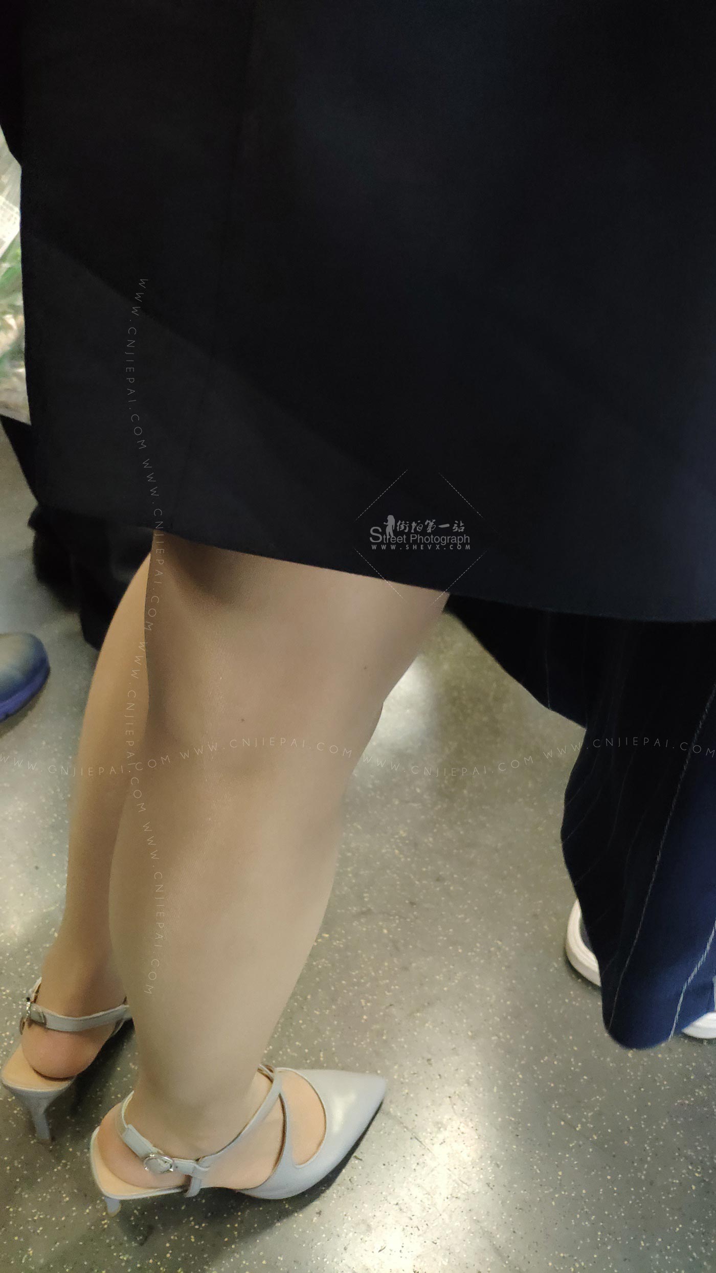 地铁上的制服上班族美女，丝袜大白腿 图15