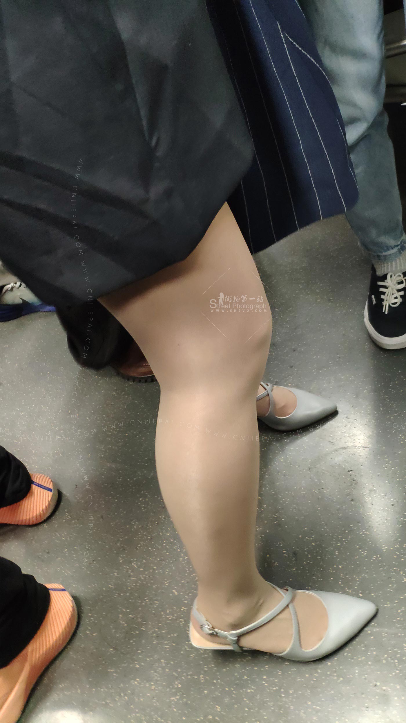 地铁上的制服上班族美女，丝袜大白腿 图19