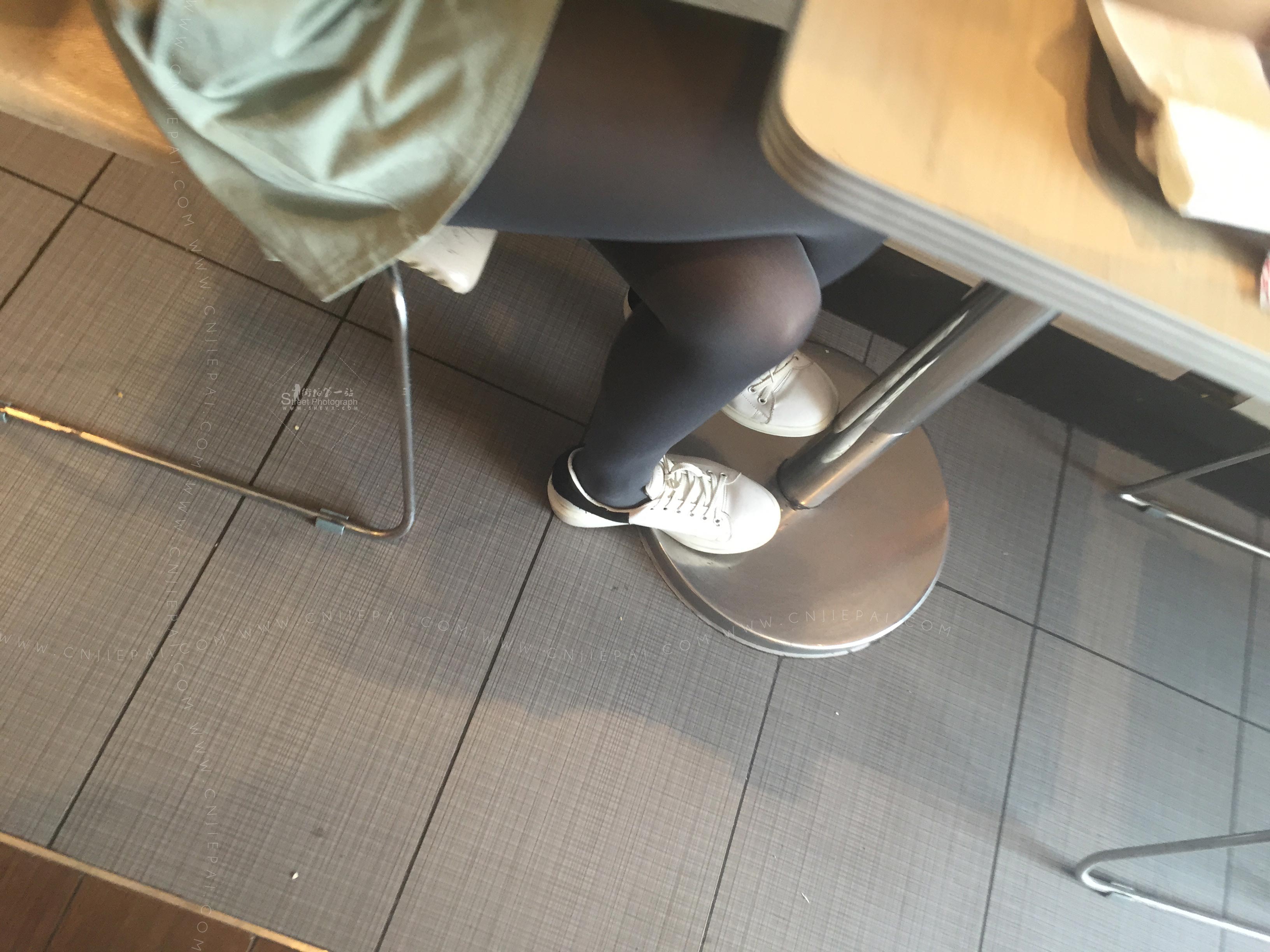 抓拍肯德基餐厅里的长发厚黑丝小姐姐，丝腿很性感 图15