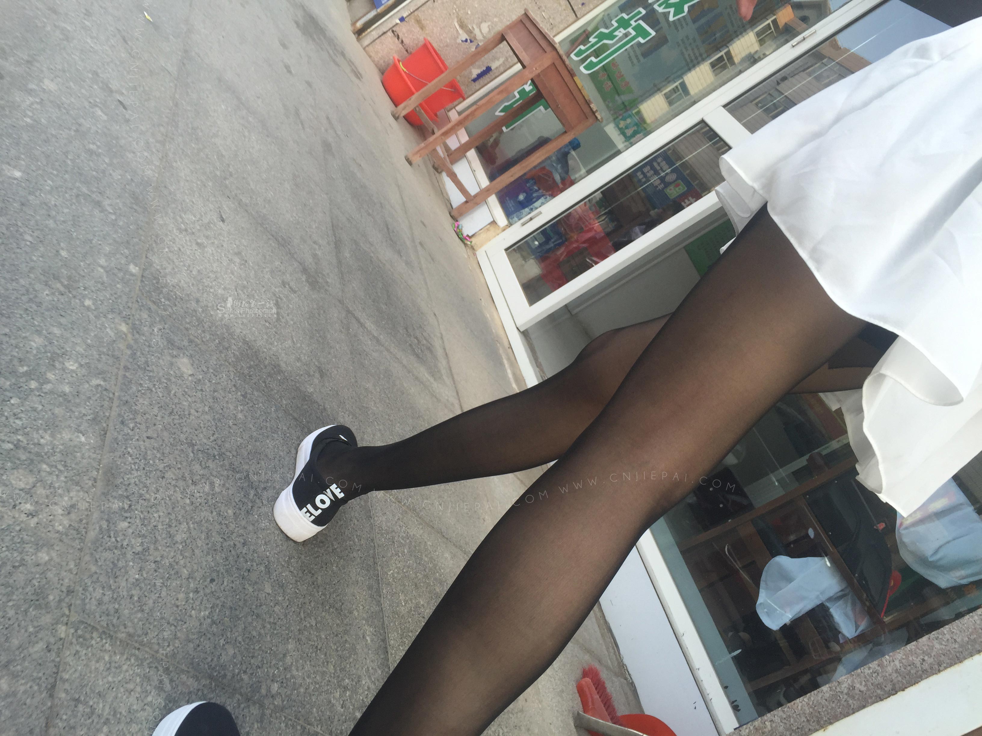 街拍逛街的性感黑丝腿学生妹，喜欢短裙黑丝帆布鞋的搭配 图1