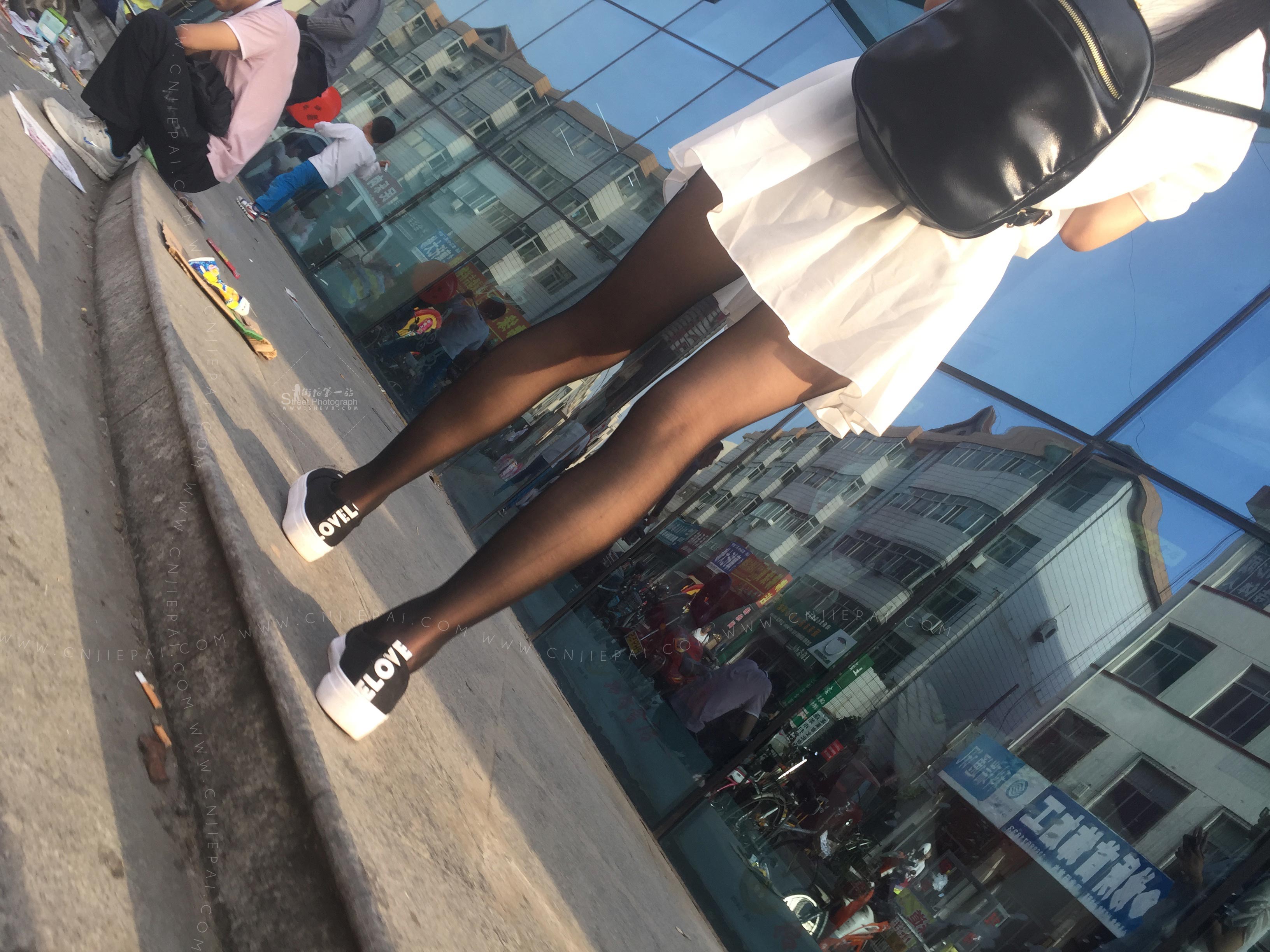 街拍逛街的性感黑丝腿学生妹，喜欢短裙黑丝帆布鞋的搭配 图2