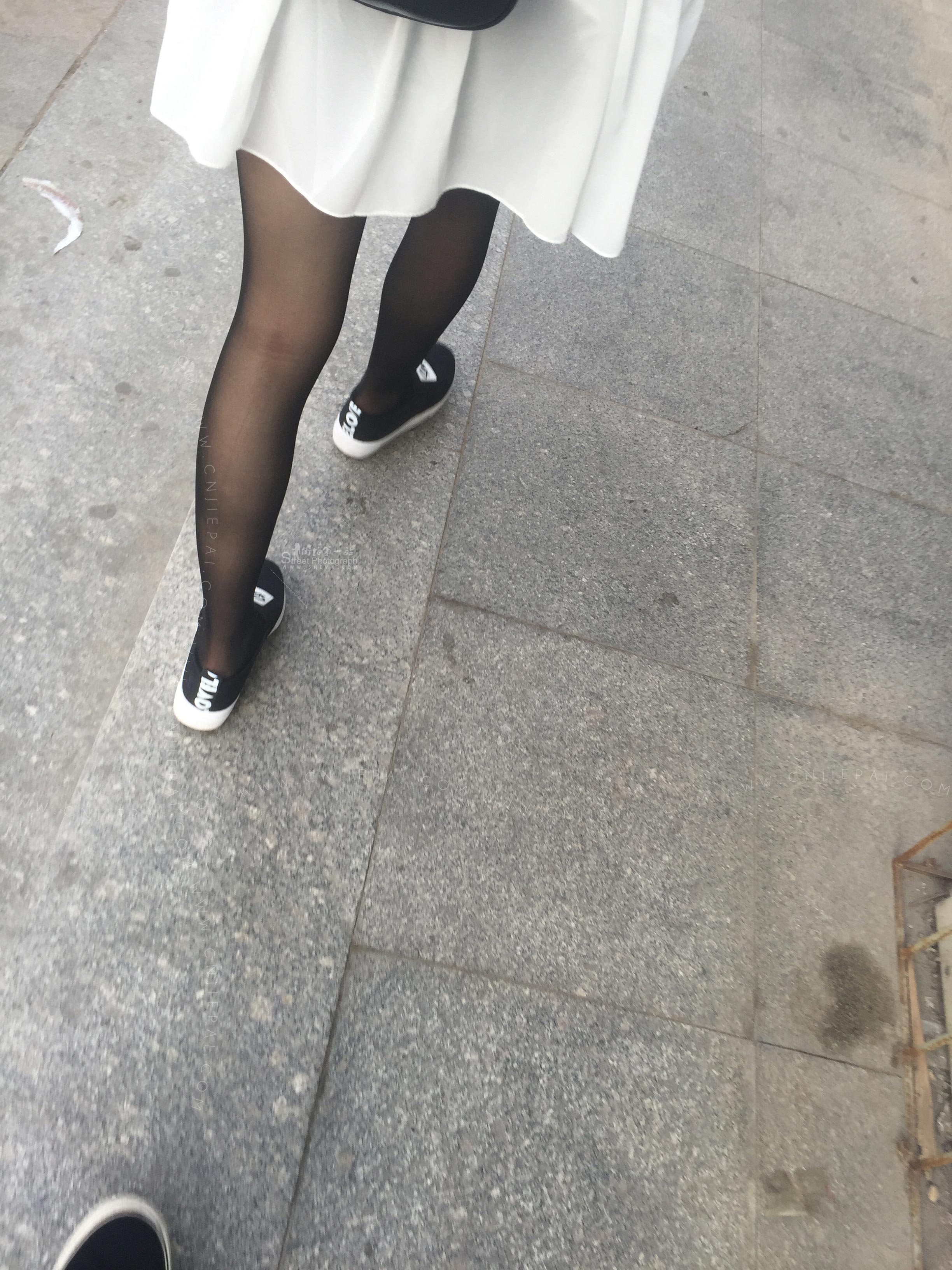 街拍逛街的性感黑丝腿学生妹，喜欢短裙黑丝帆布鞋的搭配 图5