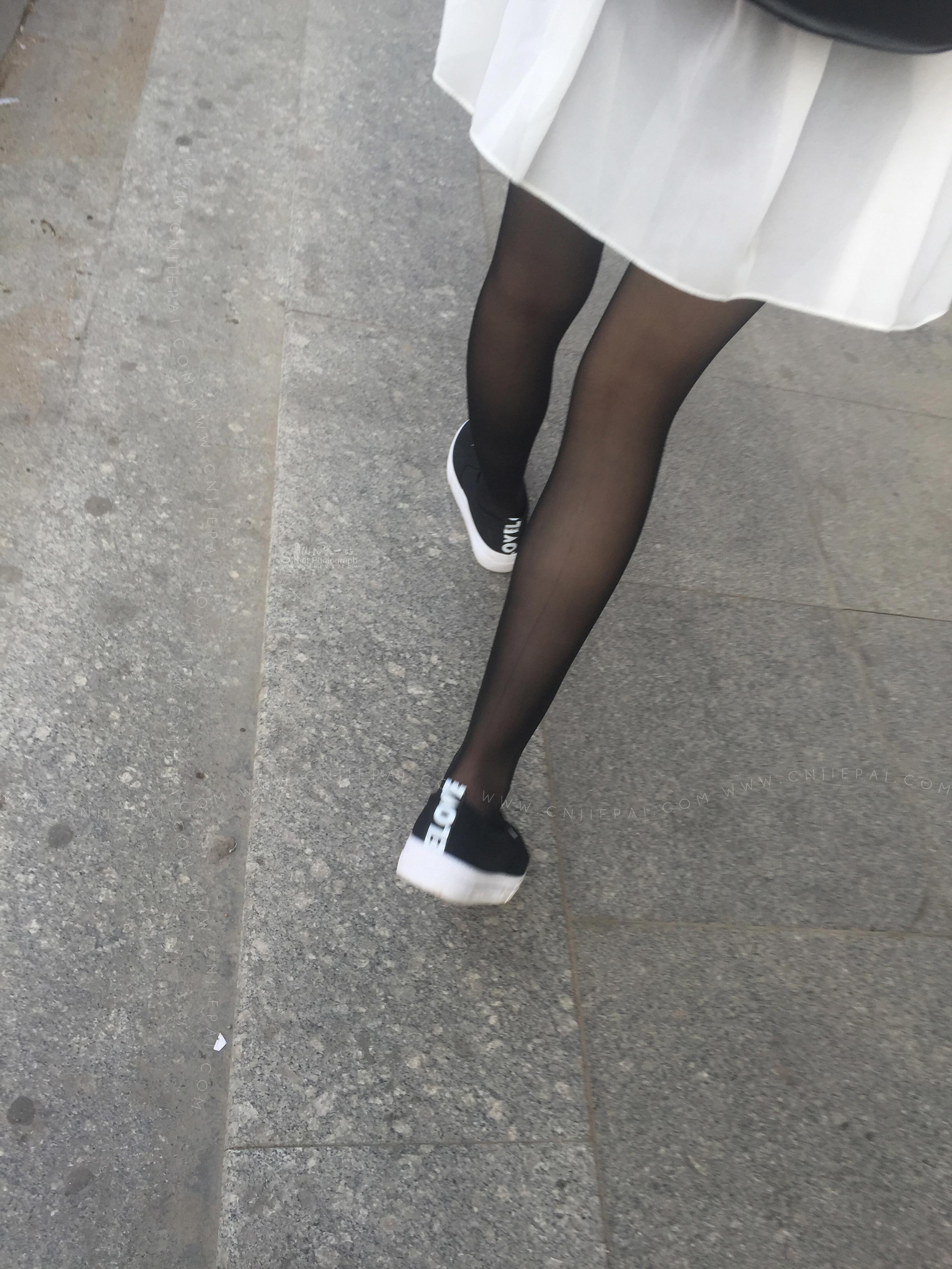 街拍逛街的性感黑丝腿学生妹，喜欢短裙黑丝帆布鞋的搭配 图6