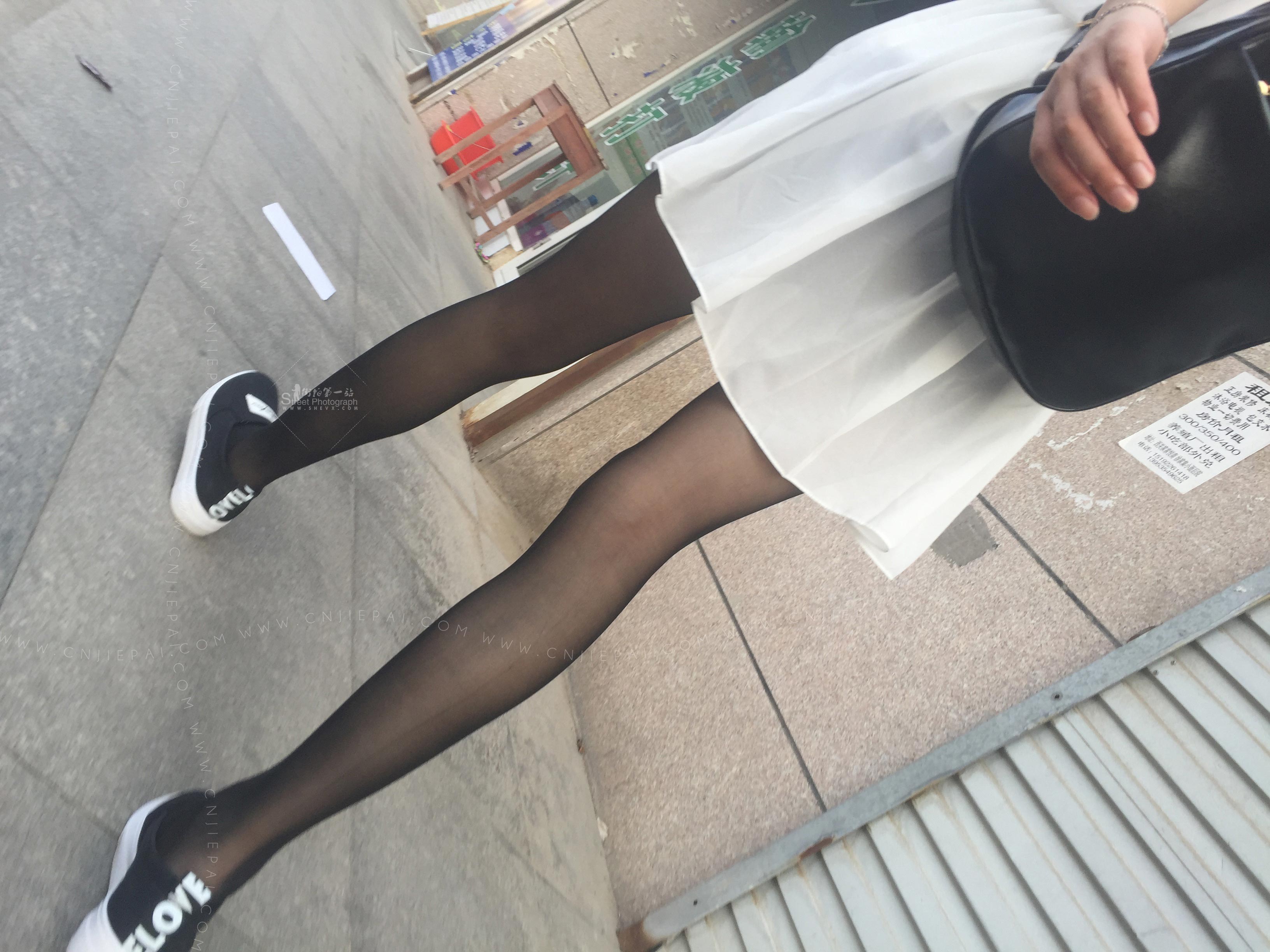 街拍逛街的性感黑丝腿学生妹，喜欢短裙黑丝帆布鞋的搭配 图7
