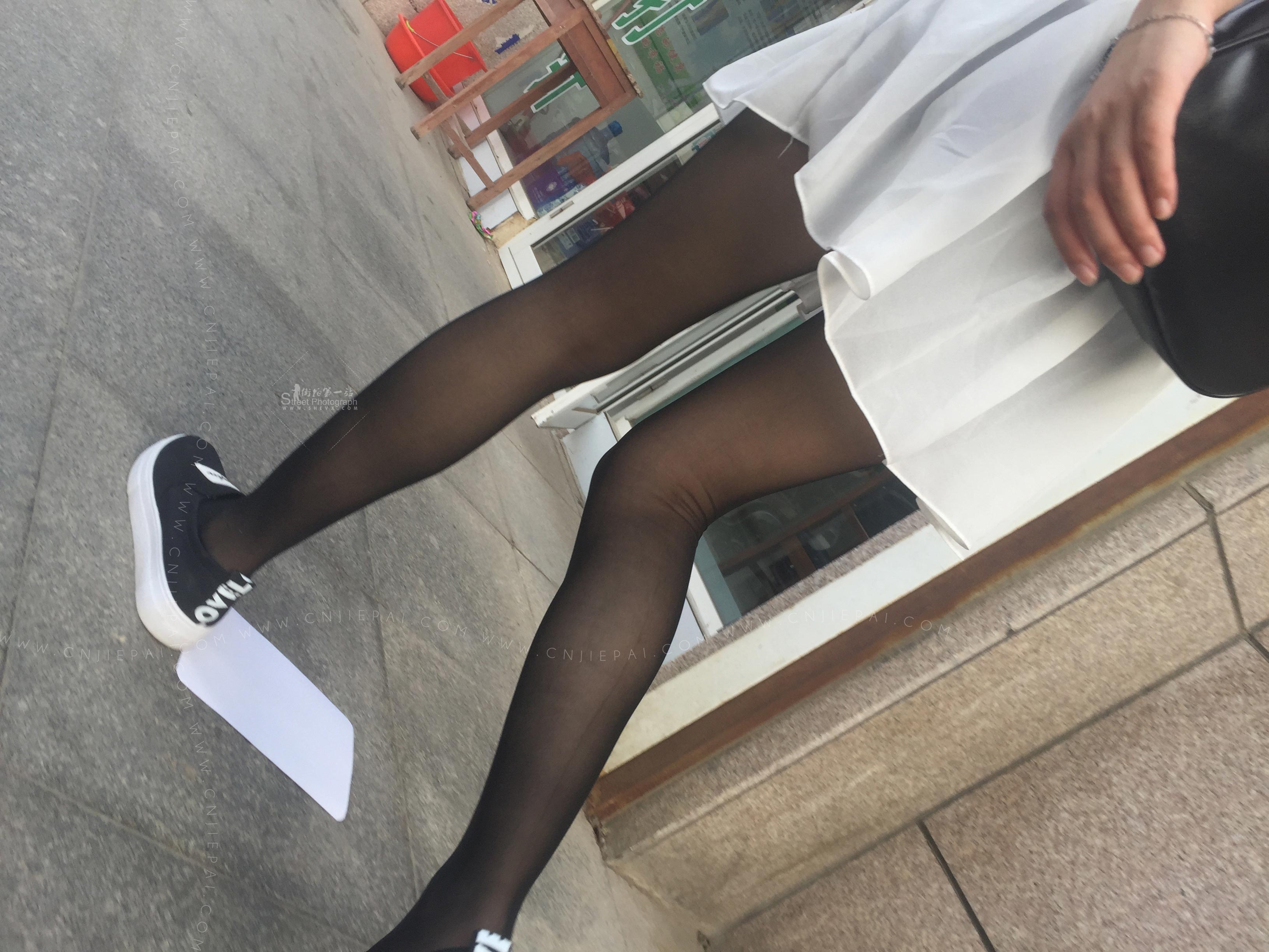 街拍逛街的性感黑丝腿学生妹，喜欢短裙黑丝帆布鞋的搭配 图8