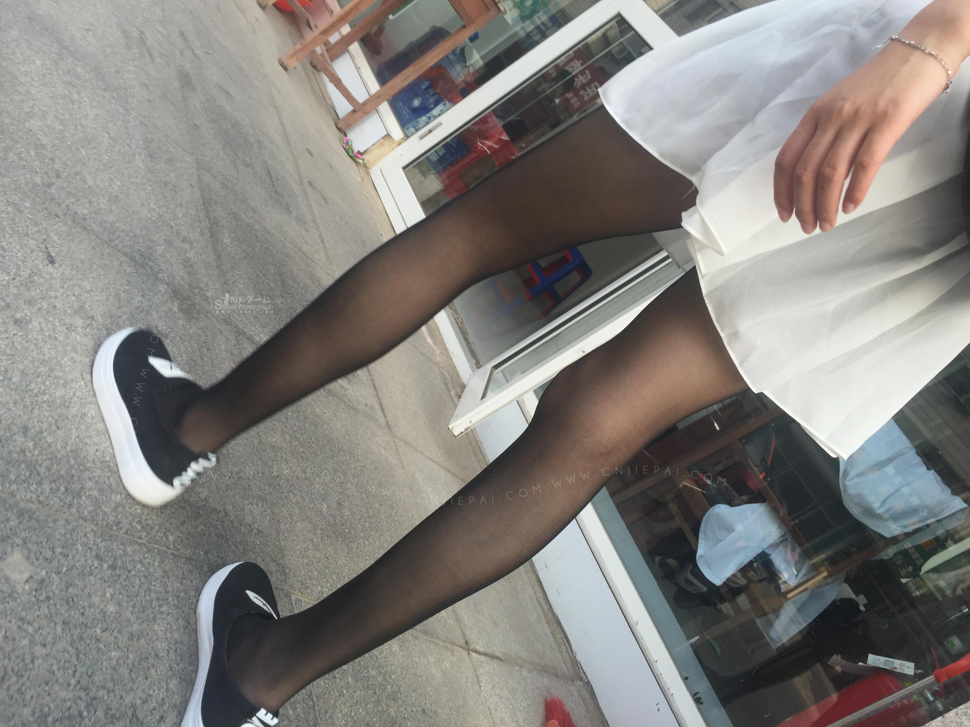 街拍逛街的性感黑丝腿学生妹，喜欢短裙黑丝帆布鞋的搭配 图9