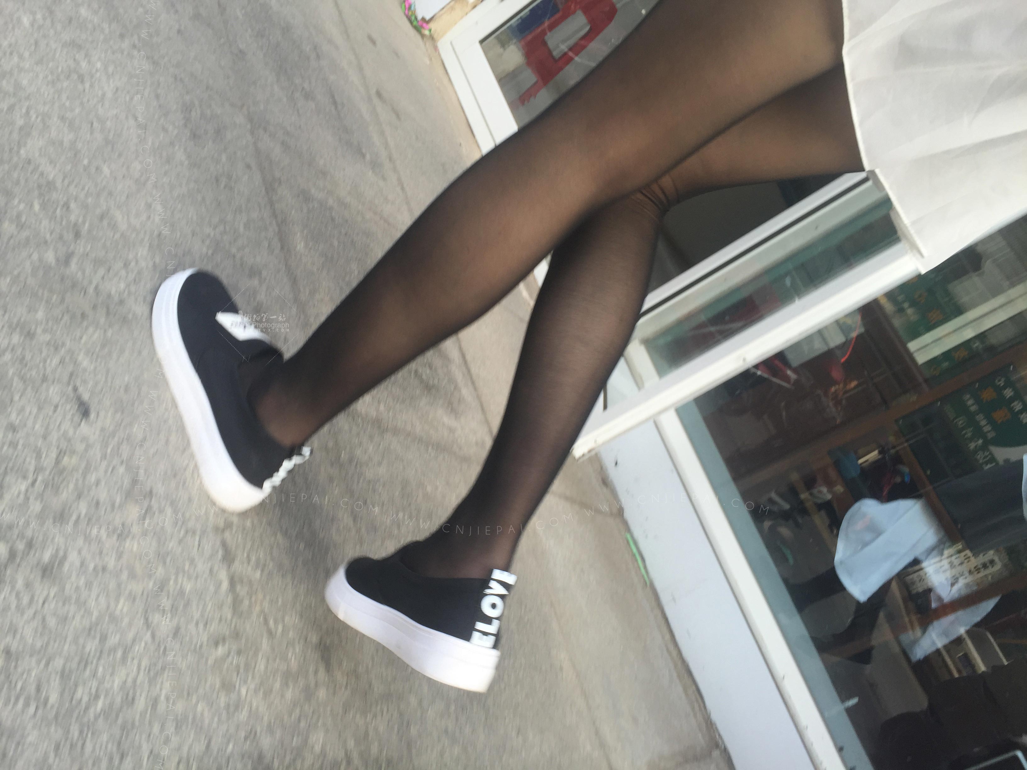 街拍逛街的性感黑丝腿学生妹，喜欢短裙黑丝帆布鞋的搭配 图10