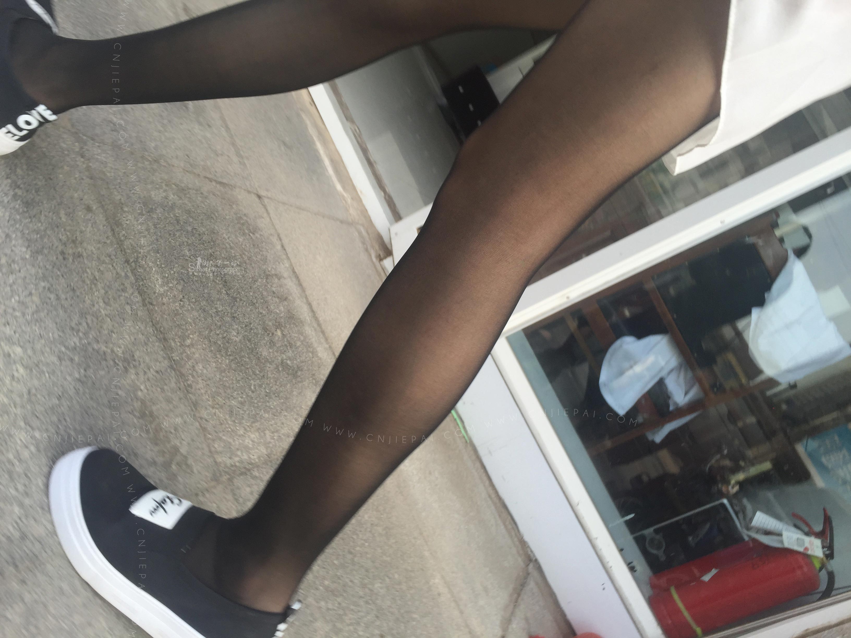 街拍逛街的性感黑丝腿学生妹，喜欢短裙黑丝帆布鞋的搭配 图11