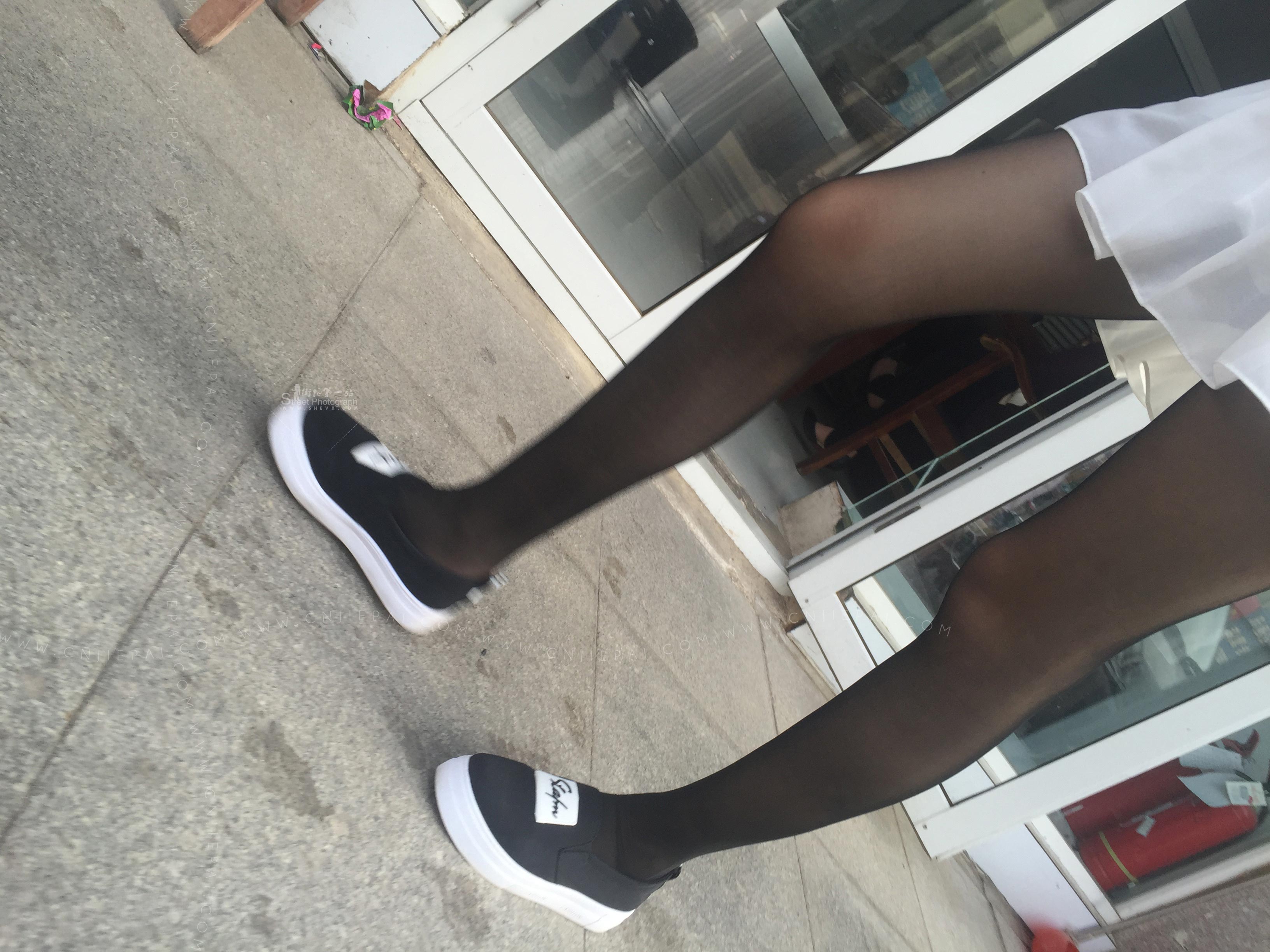 街拍逛街的性感黑丝腿学生妹，喜欢短裙黑丝帆布鞋的搭配 图12