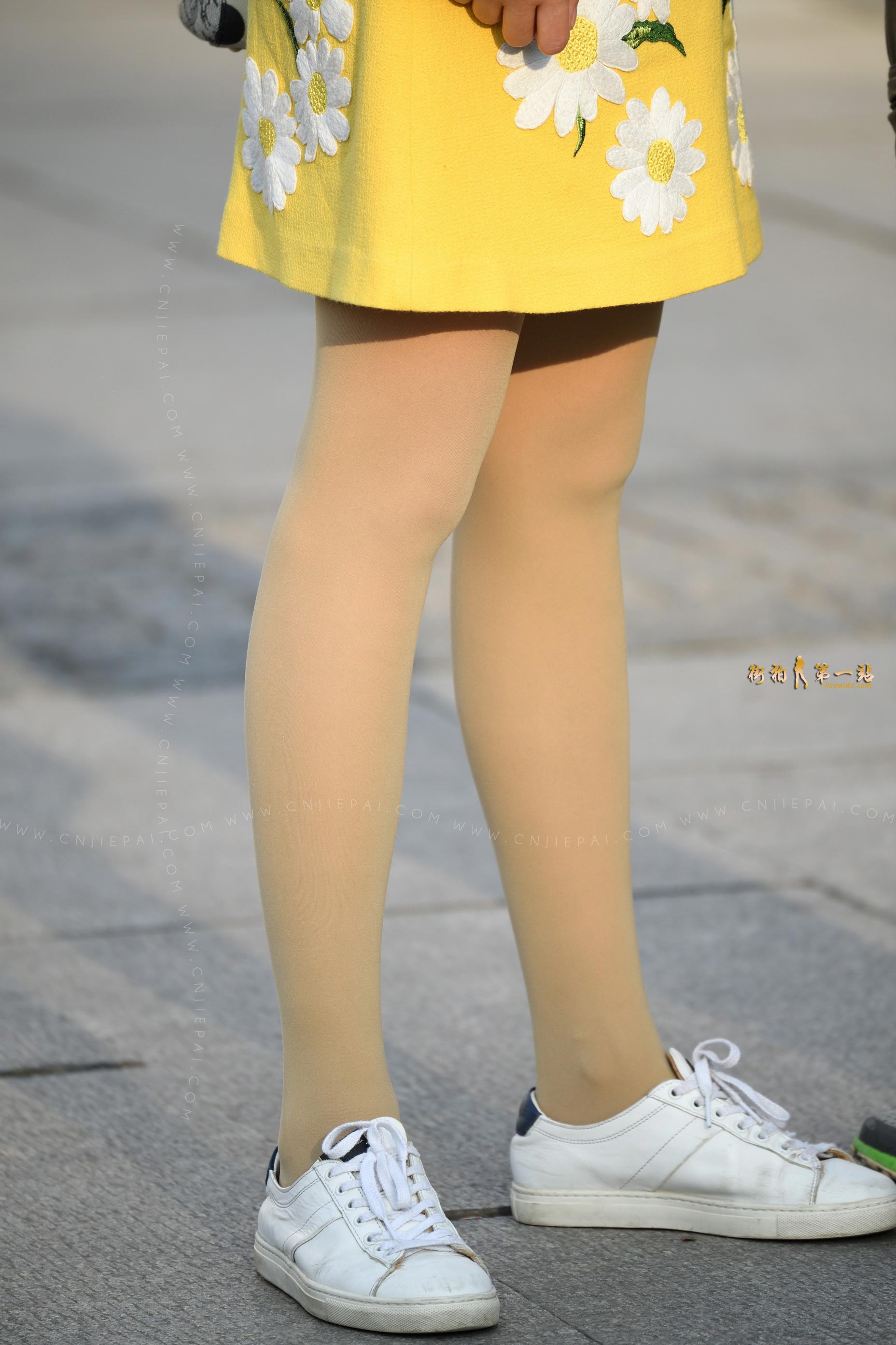 性感黄裙长发美女蹲着拍照，高清丝袜玉腿特写 图2