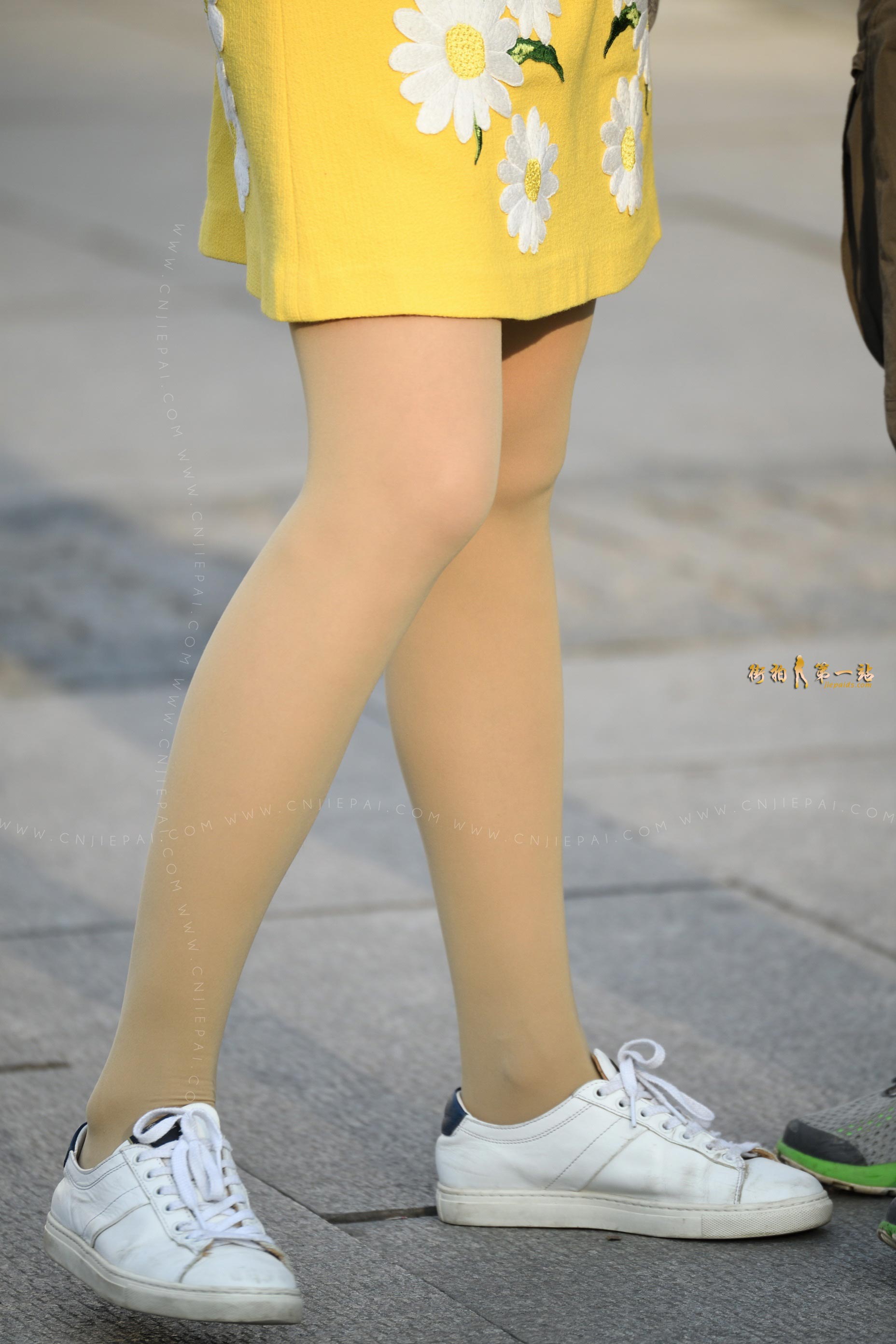 性感黄裙长发美女蹲着拍照，高清丝袜玉腿特写 图5
