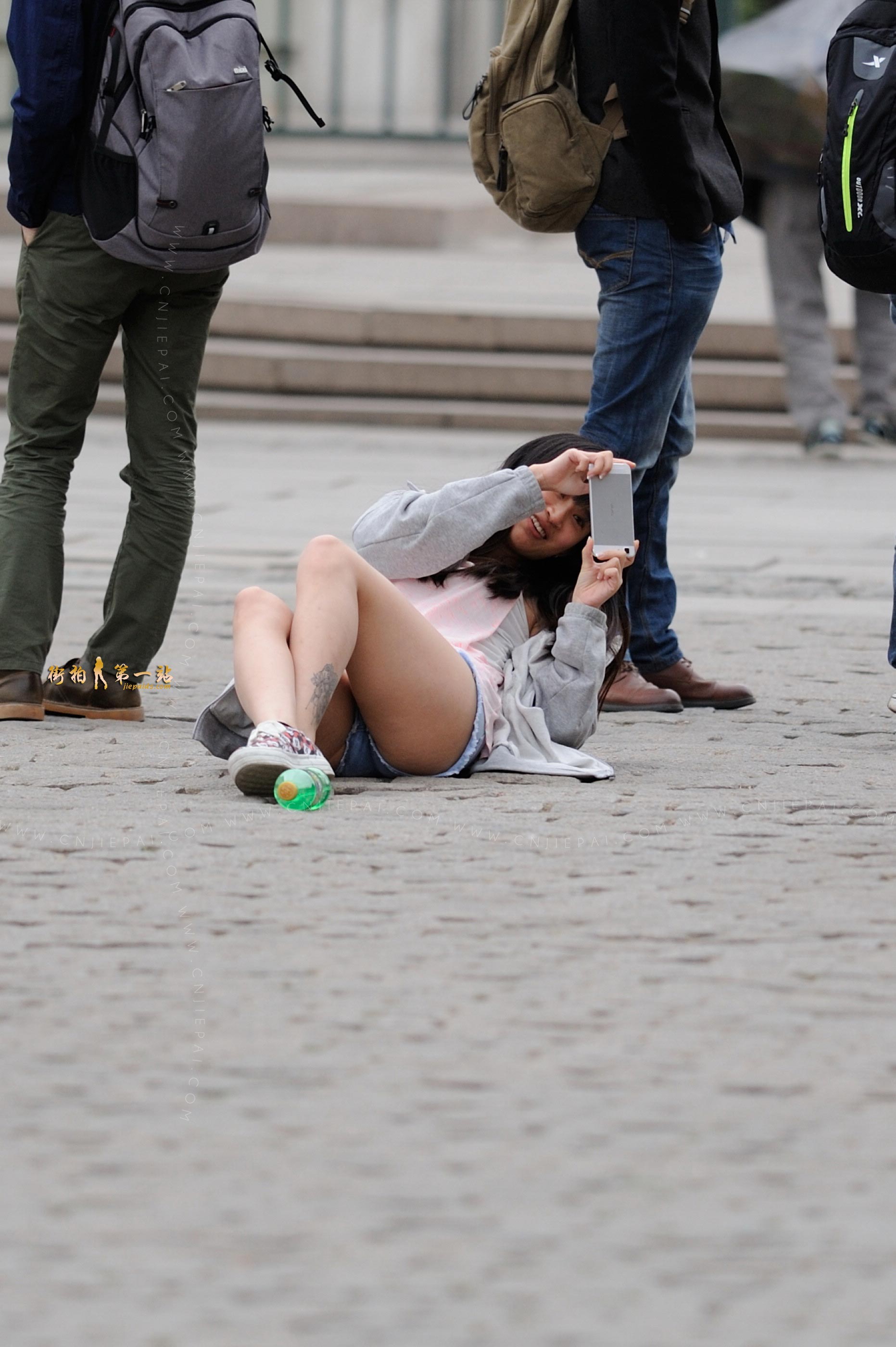 街拍热裤美女很敬业，躺着拍照 图2