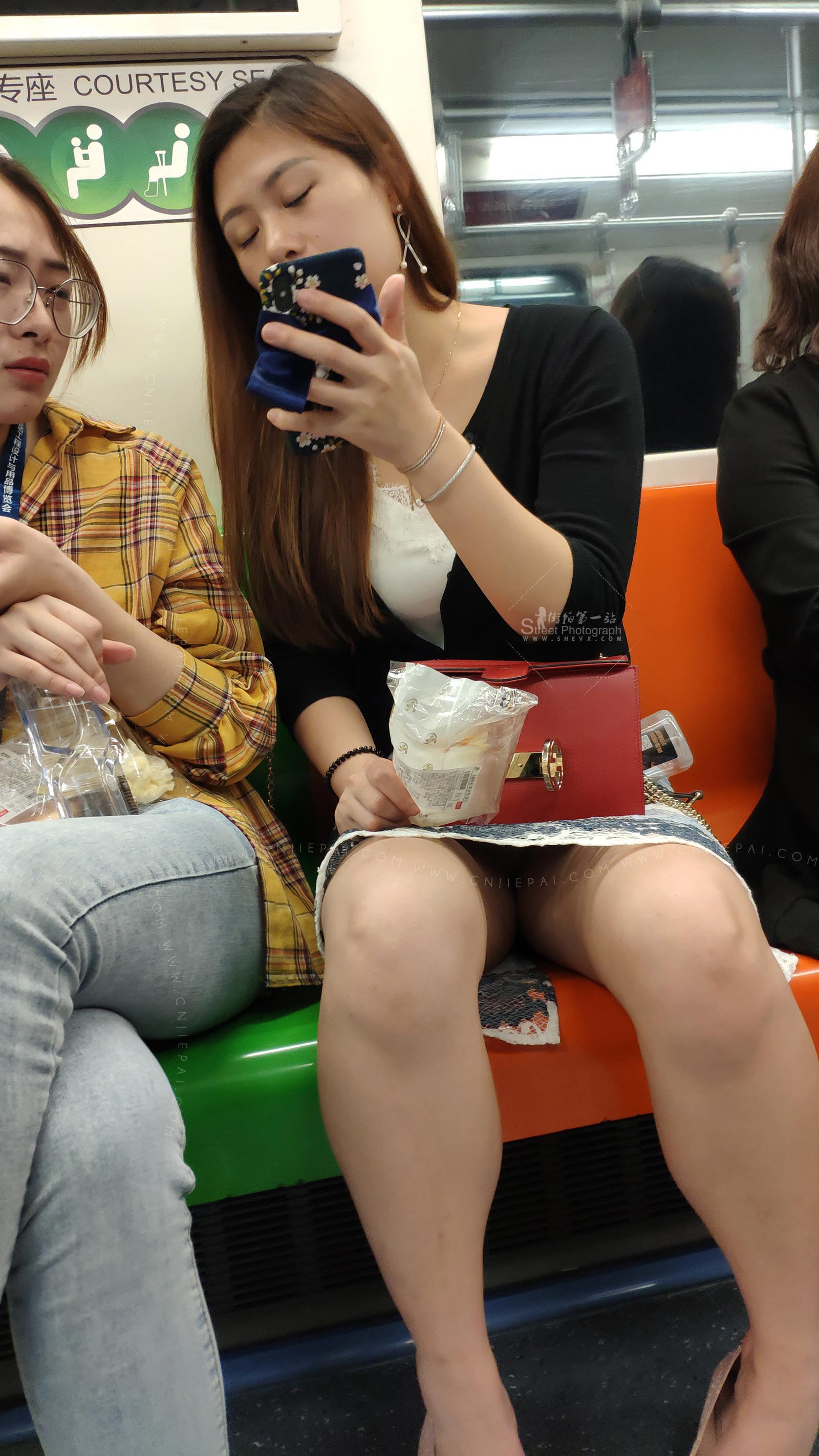 地铁长发少妇很有味道，熟练的挑鞋，有两张走光照 图3