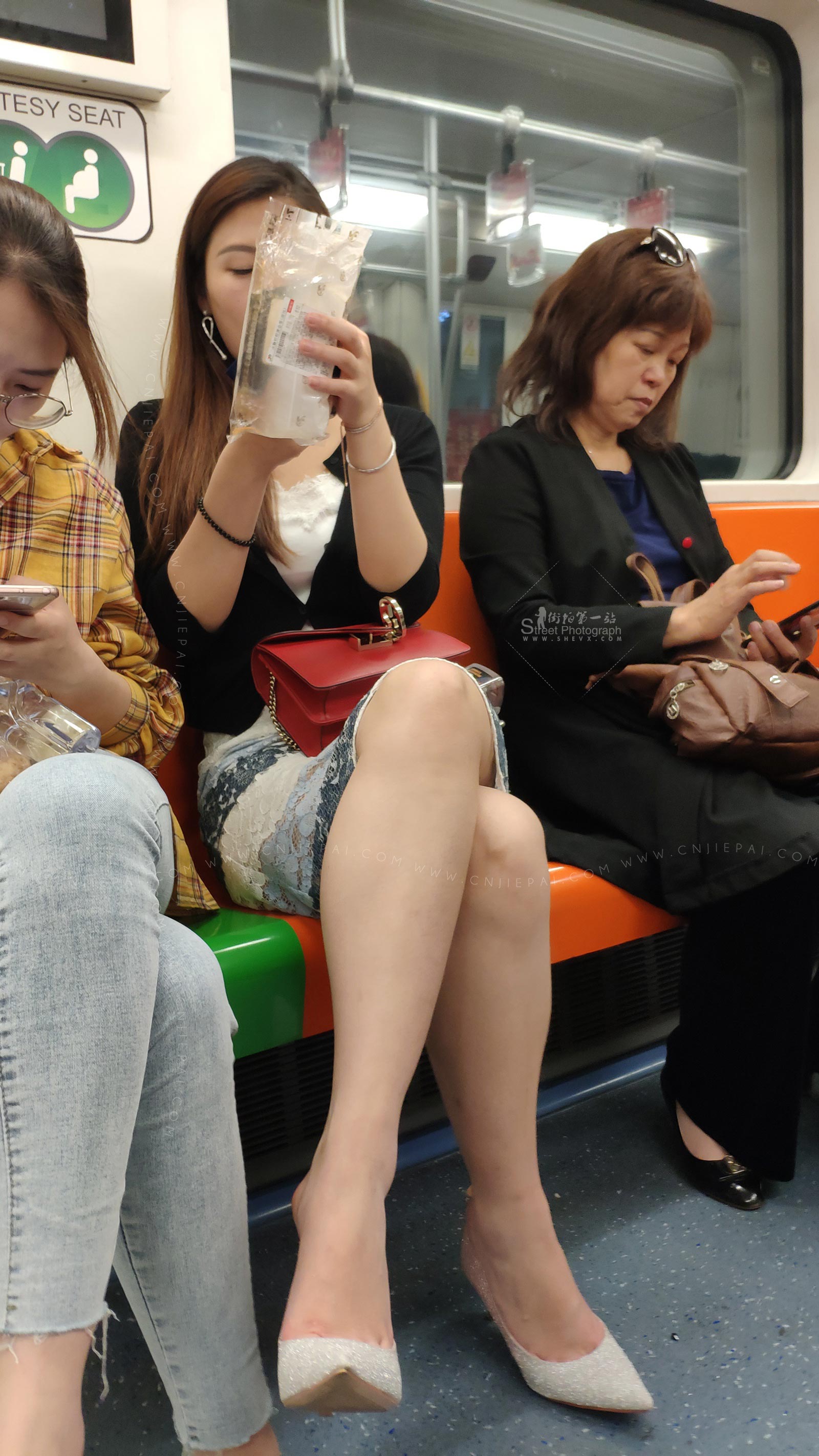地铁长发少妇很有味道，熟练的挑鞋，有两张走光照 图8