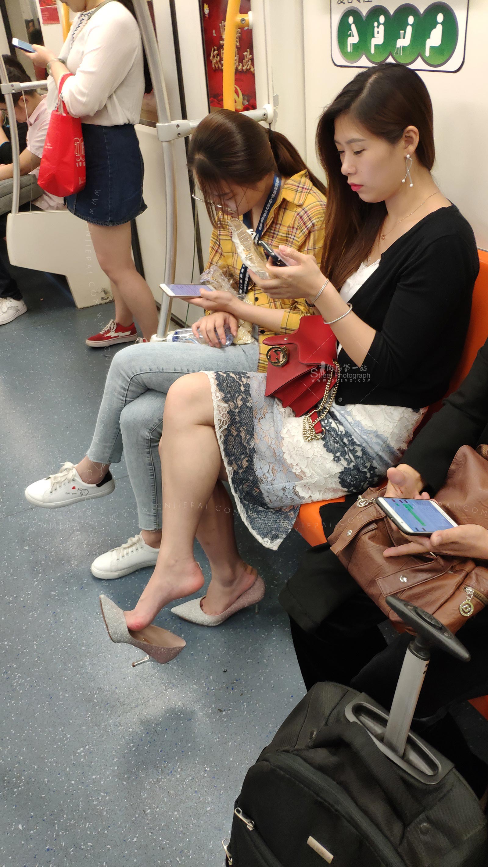 地铁长发少妇很有味道，熟练的挑鞋，有两张走光照 图17